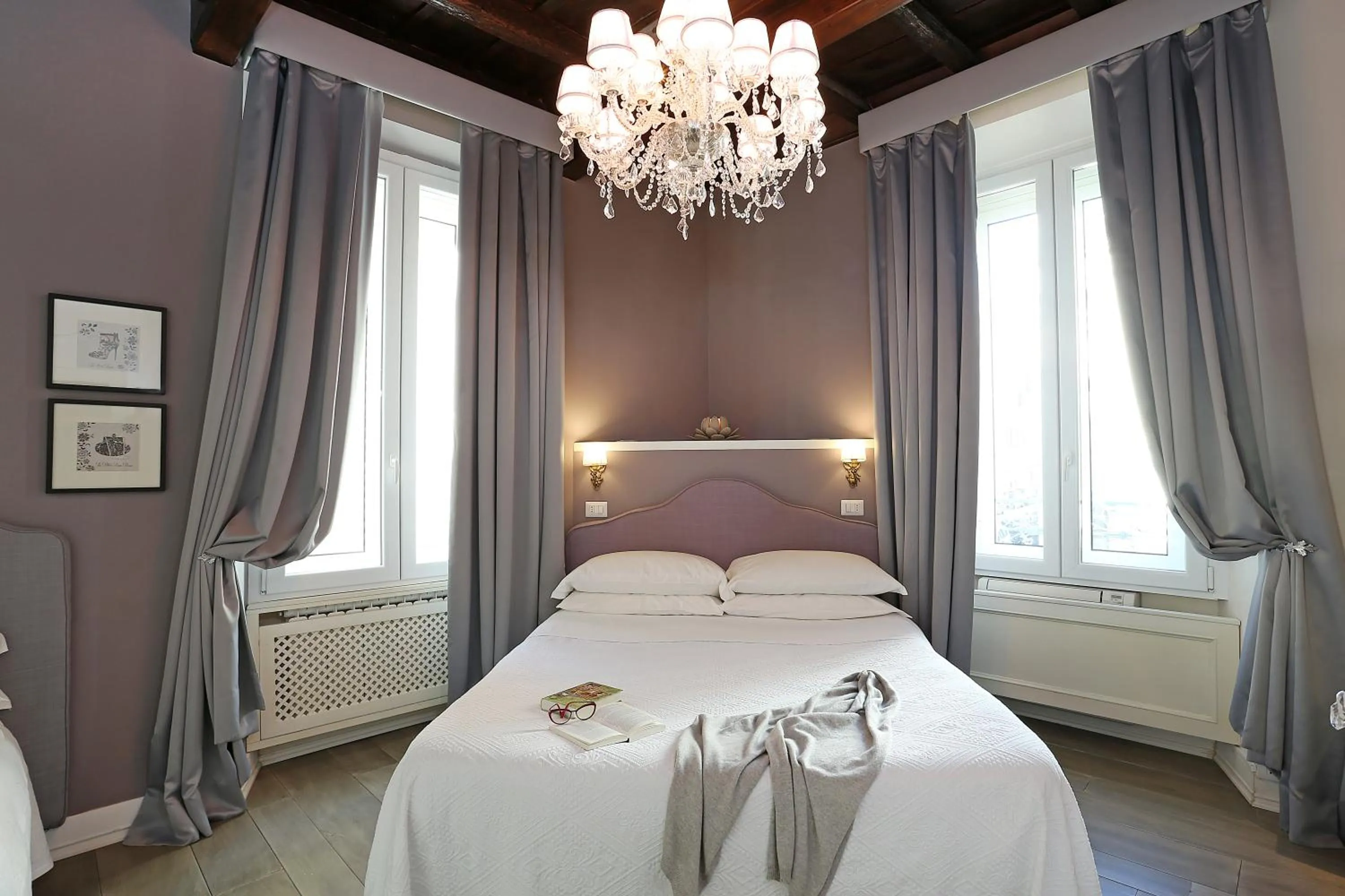 Photo of the whole room, Bed in Piazzetta de' Monti Suites