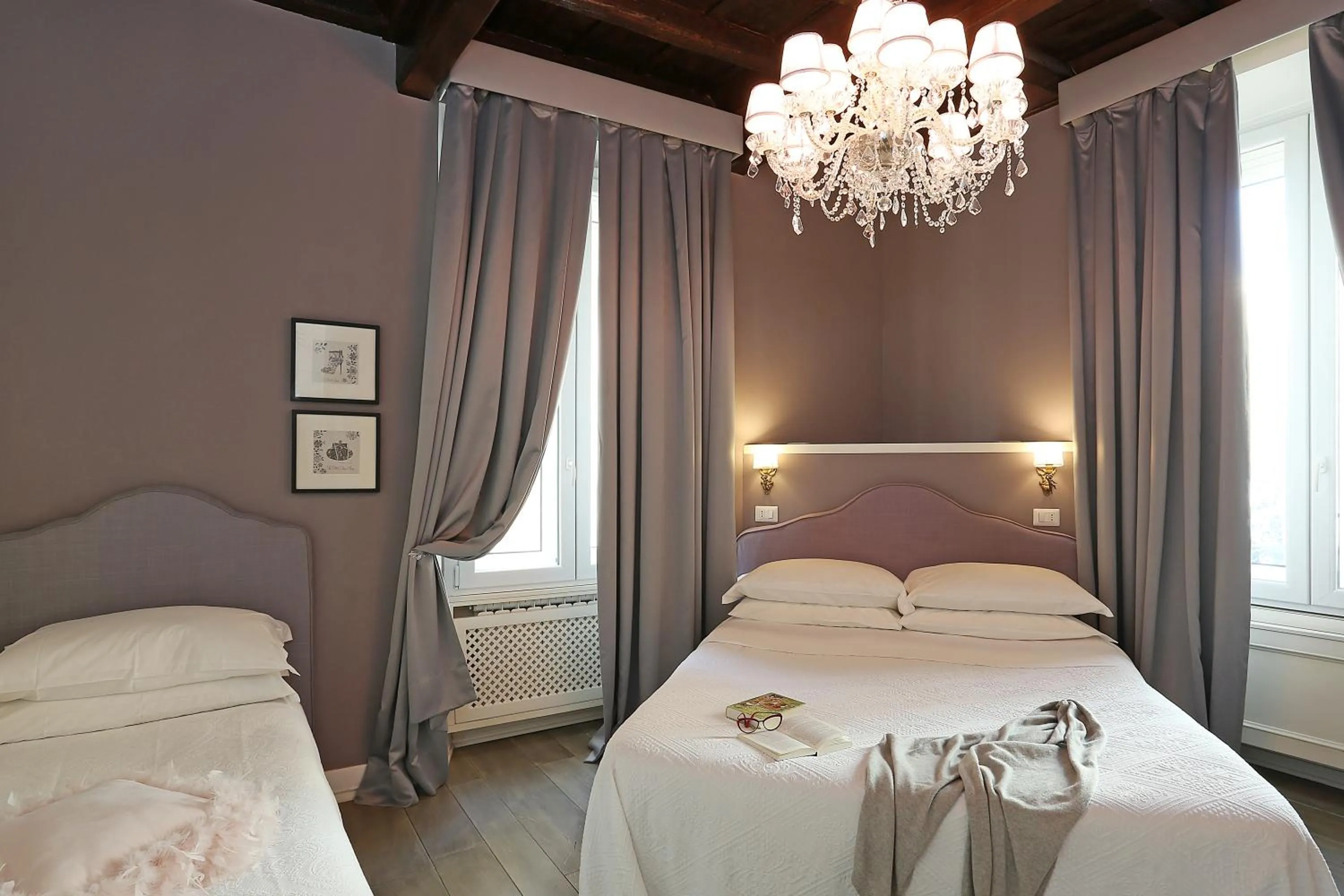 Photo of the whole room, Bed in Piazzetta de' Monti Suites