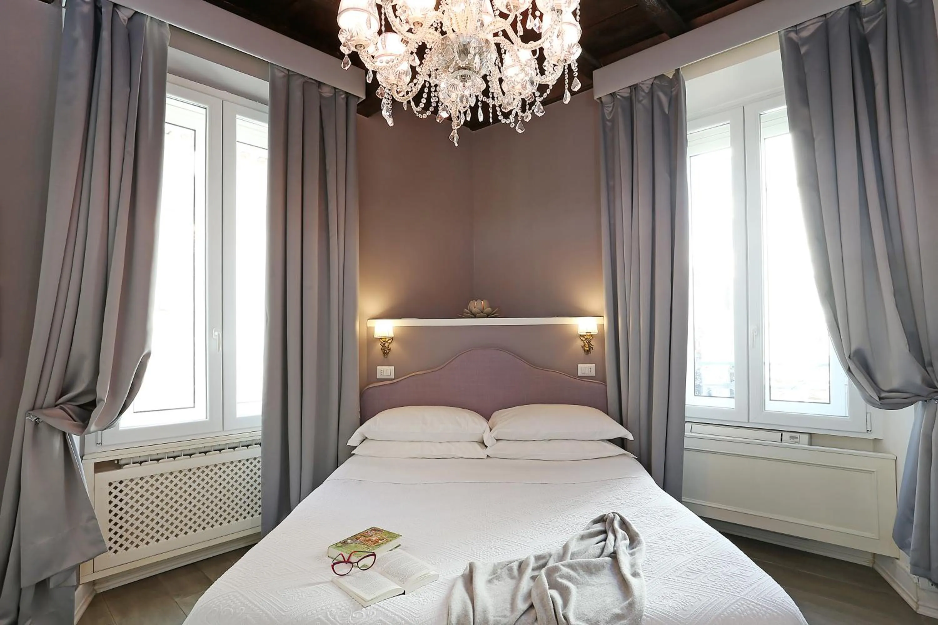 Photo of the whole room, Bed in Piazzetta de' Monti Suites
