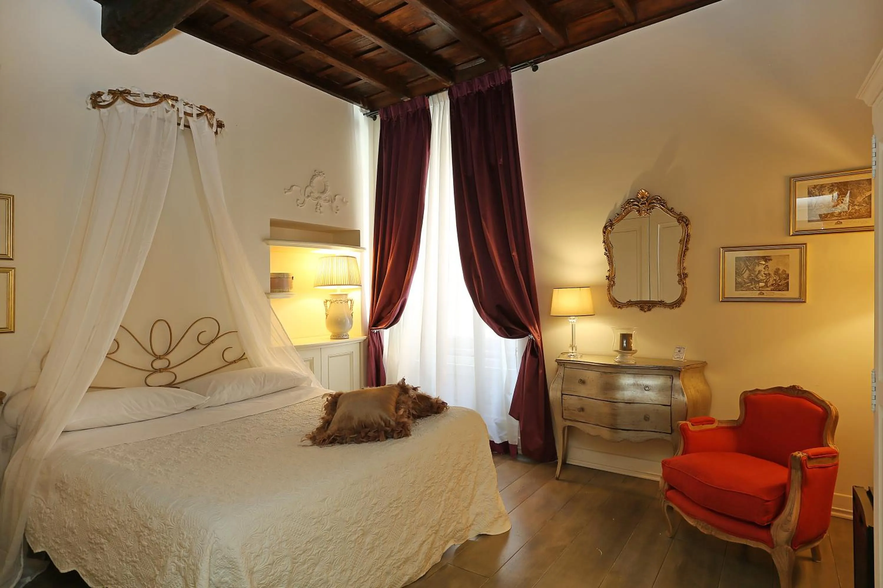 Photo of the whole room, Bed in Piazzetta de' Monti Suites