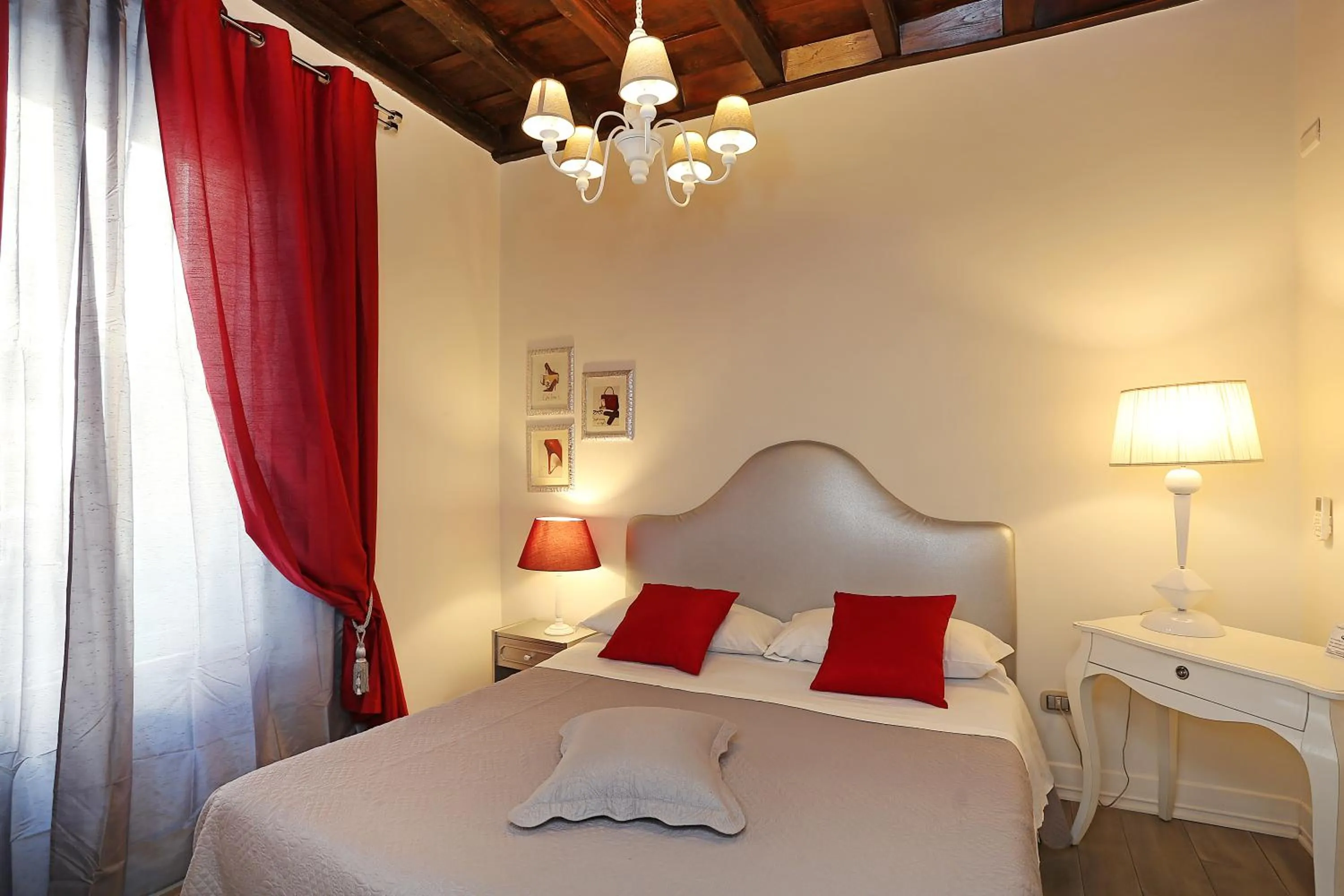 Photo of the whole room, Bed in Piazzetta de' Monti Suites
