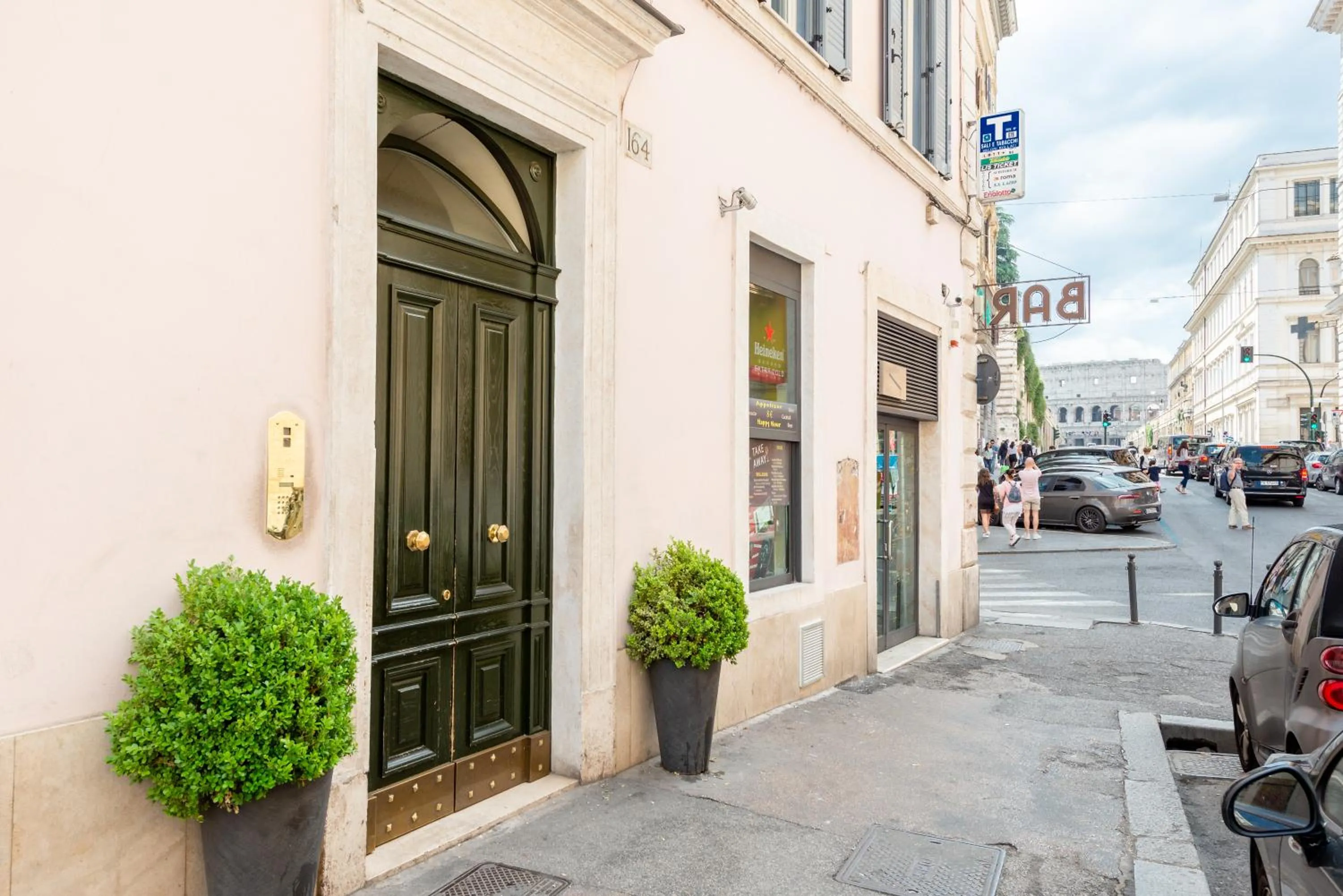 Facade/entrance in Piazzetta de' Monti Suites