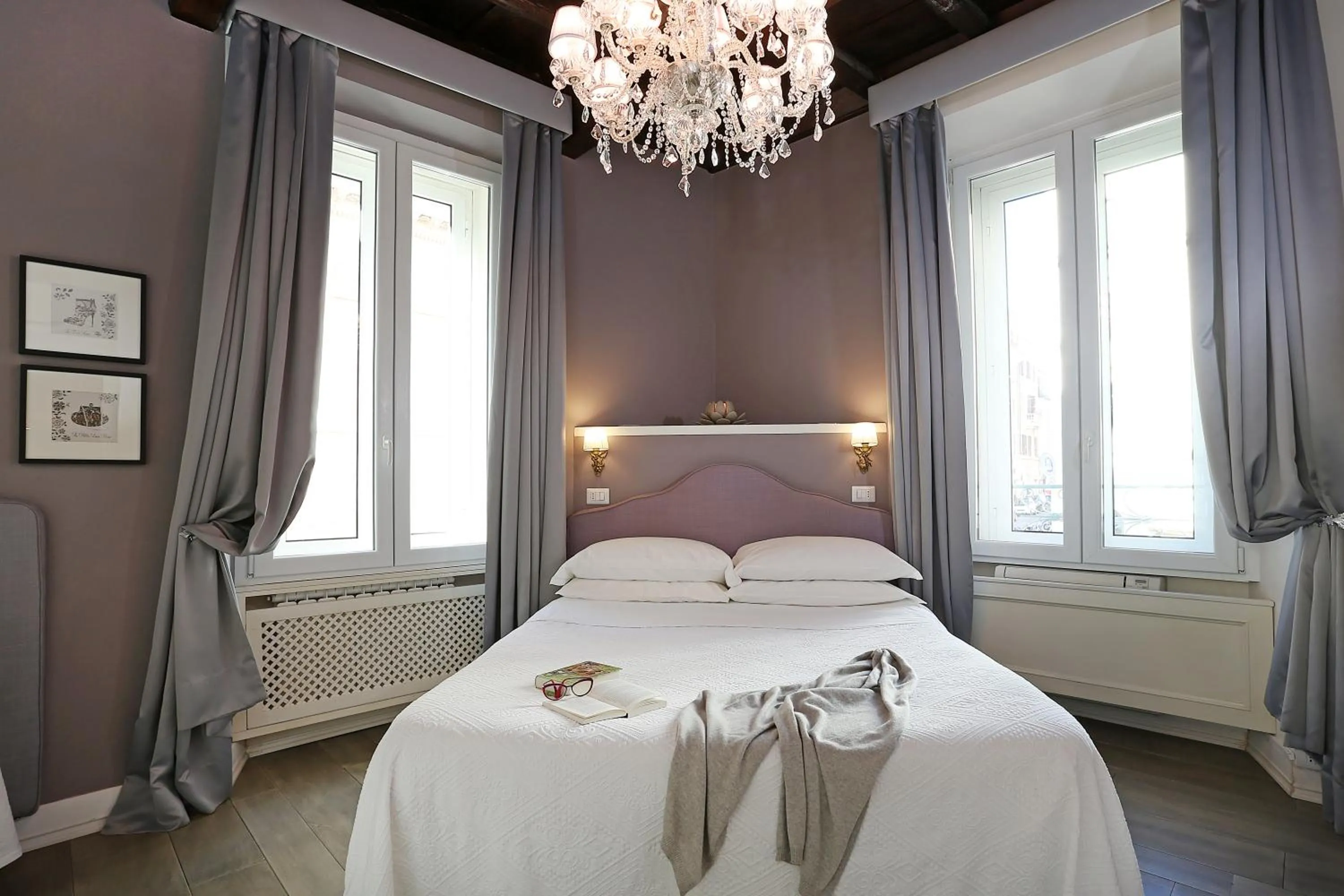 Photo of the whole room, Bed in Piazzetta de' Monti Suites