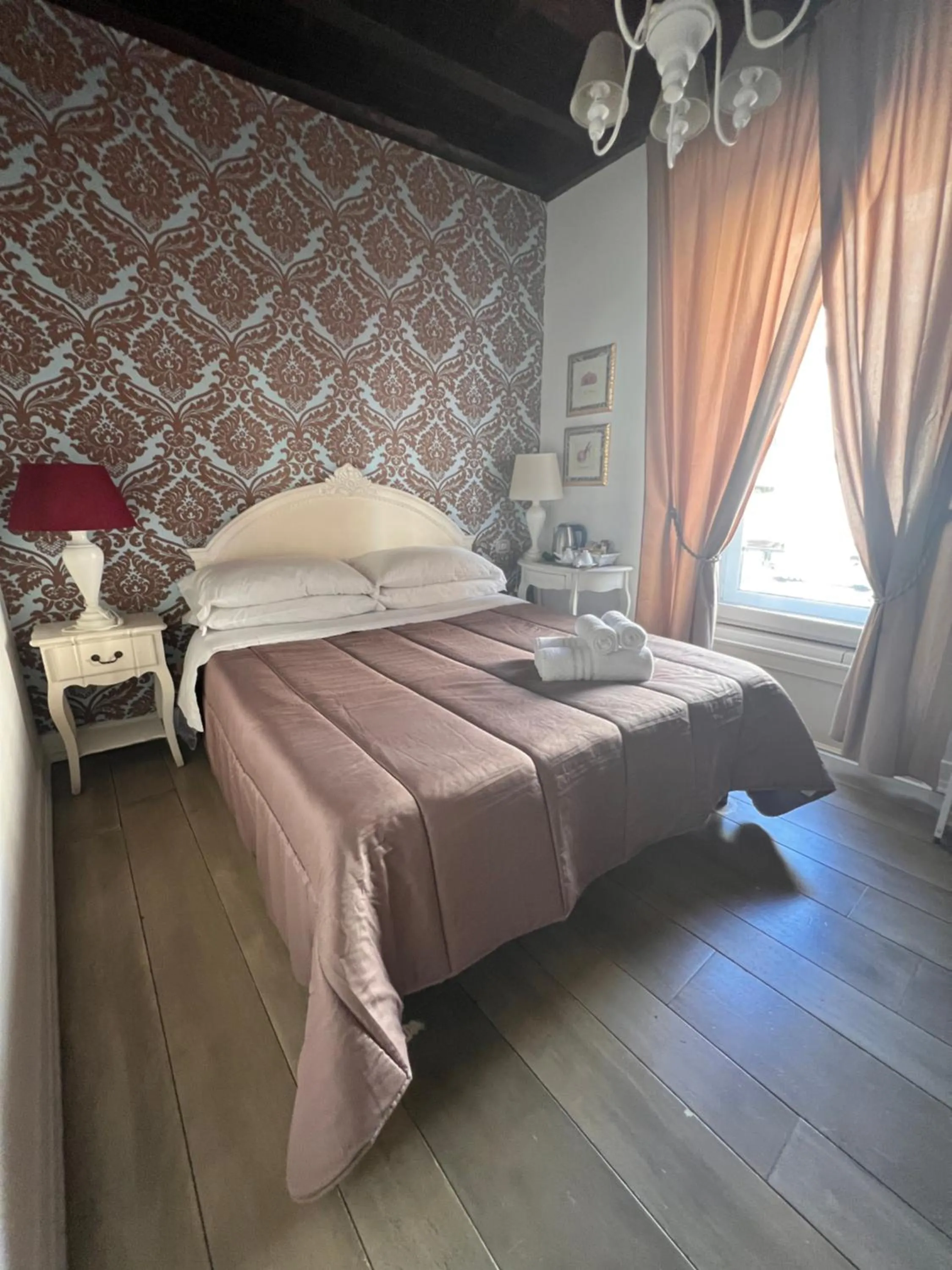 Bed in Piazzetta de' Monti Suites