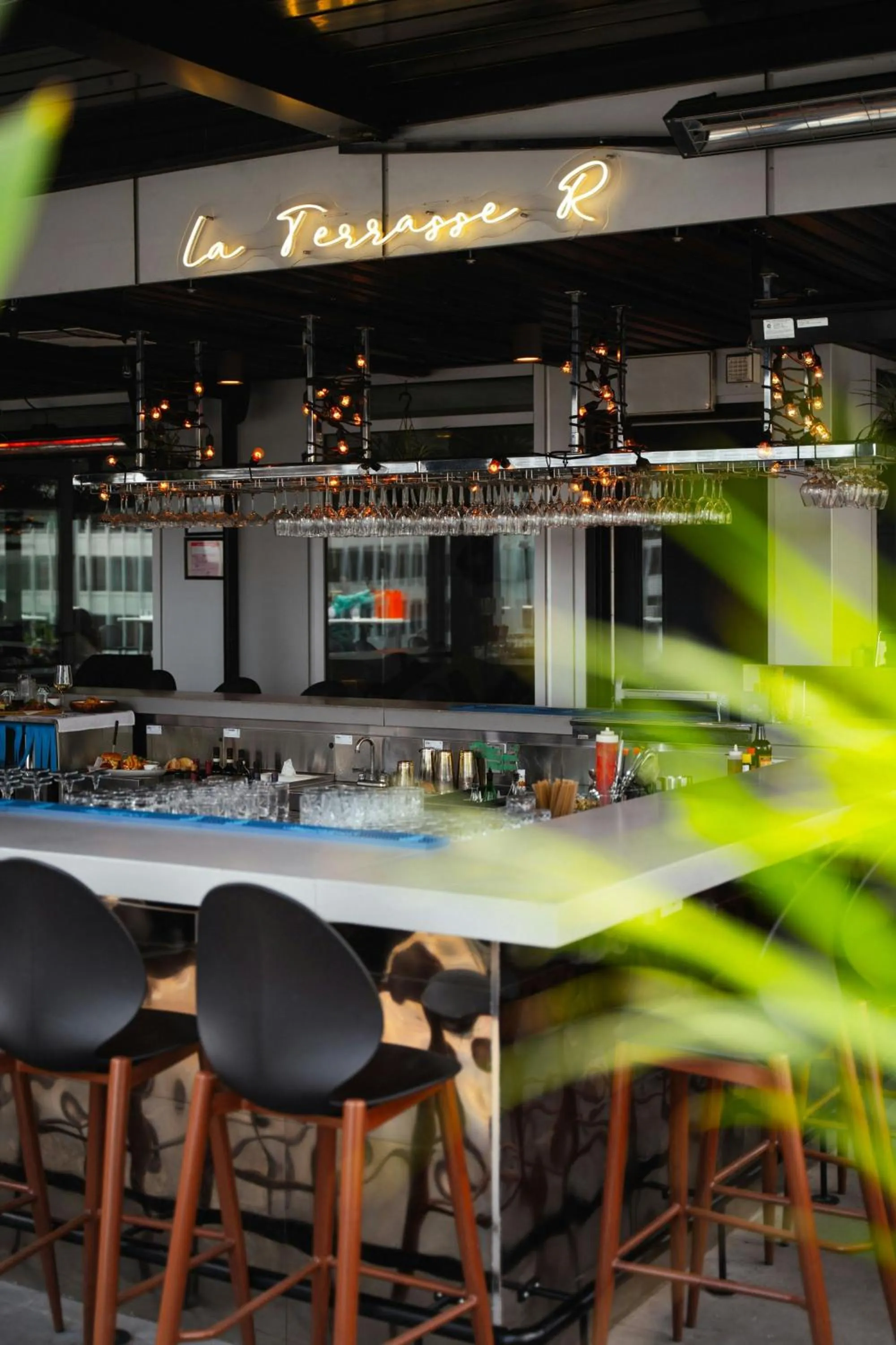 Restaurant/places to eat in Renaissance Montreal Downtown Hotel