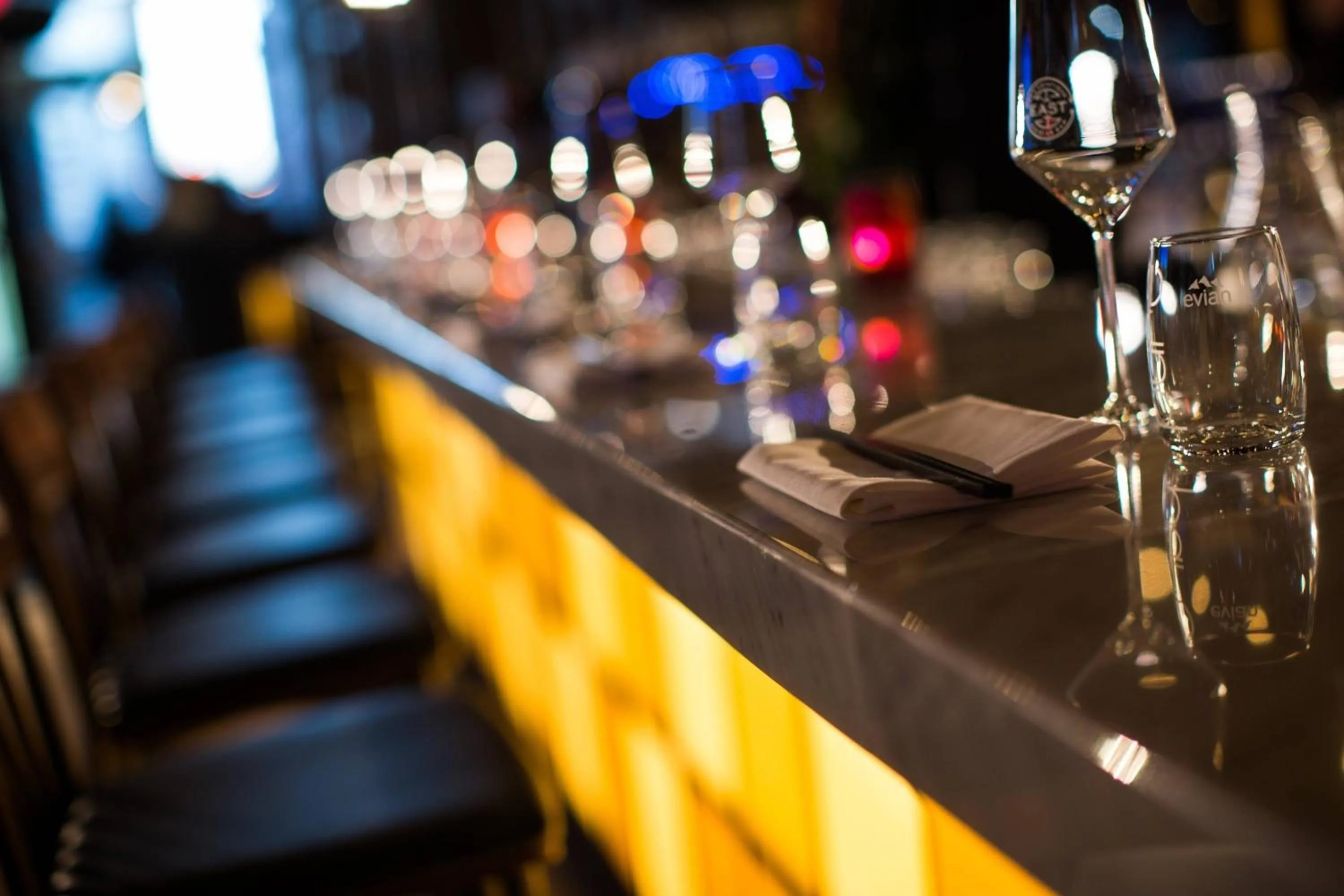 Lounge or bar in Renaissance Montreal Downtown Hotel