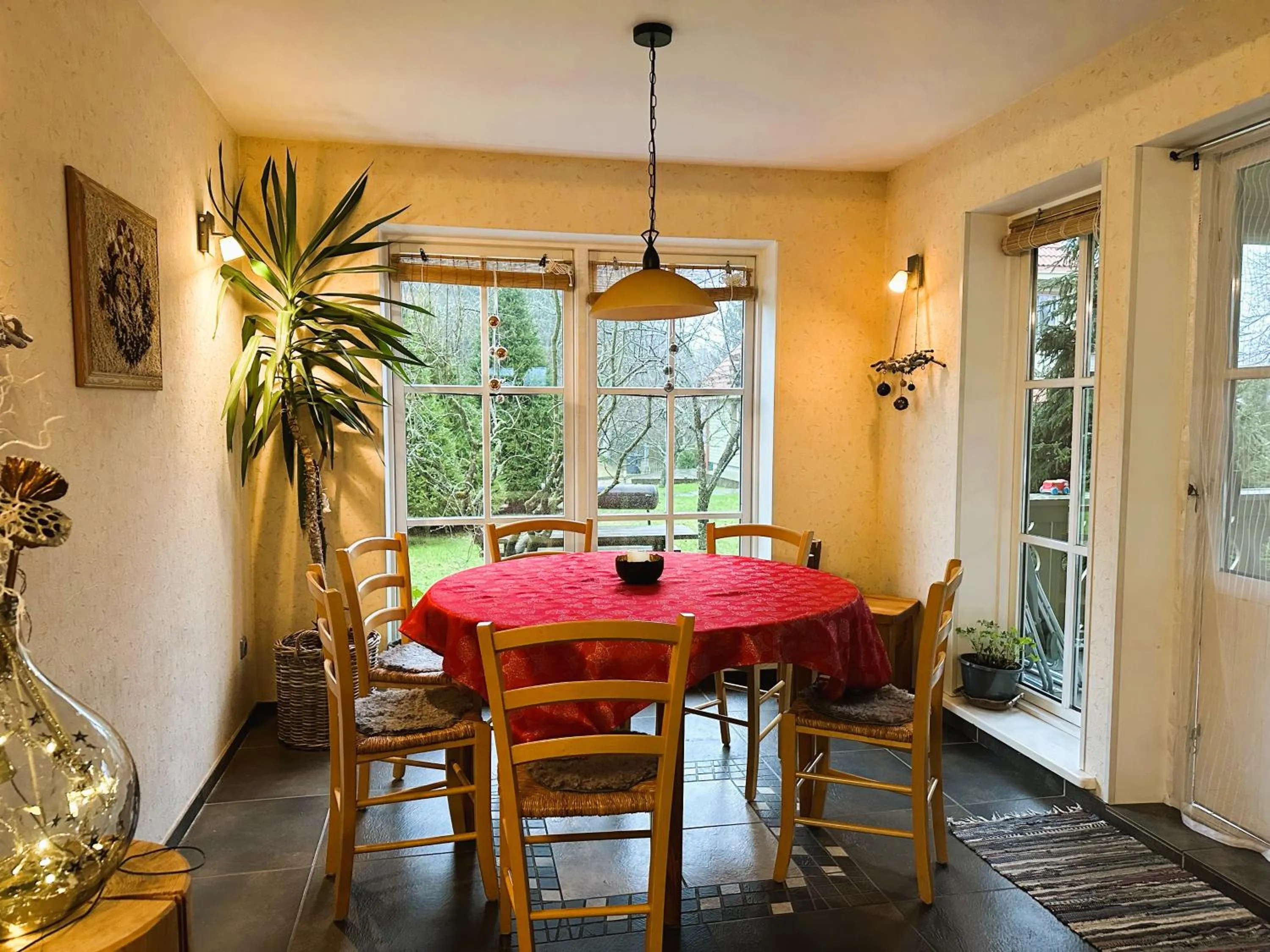 Dining area in North Lakeside Villa Plateliai