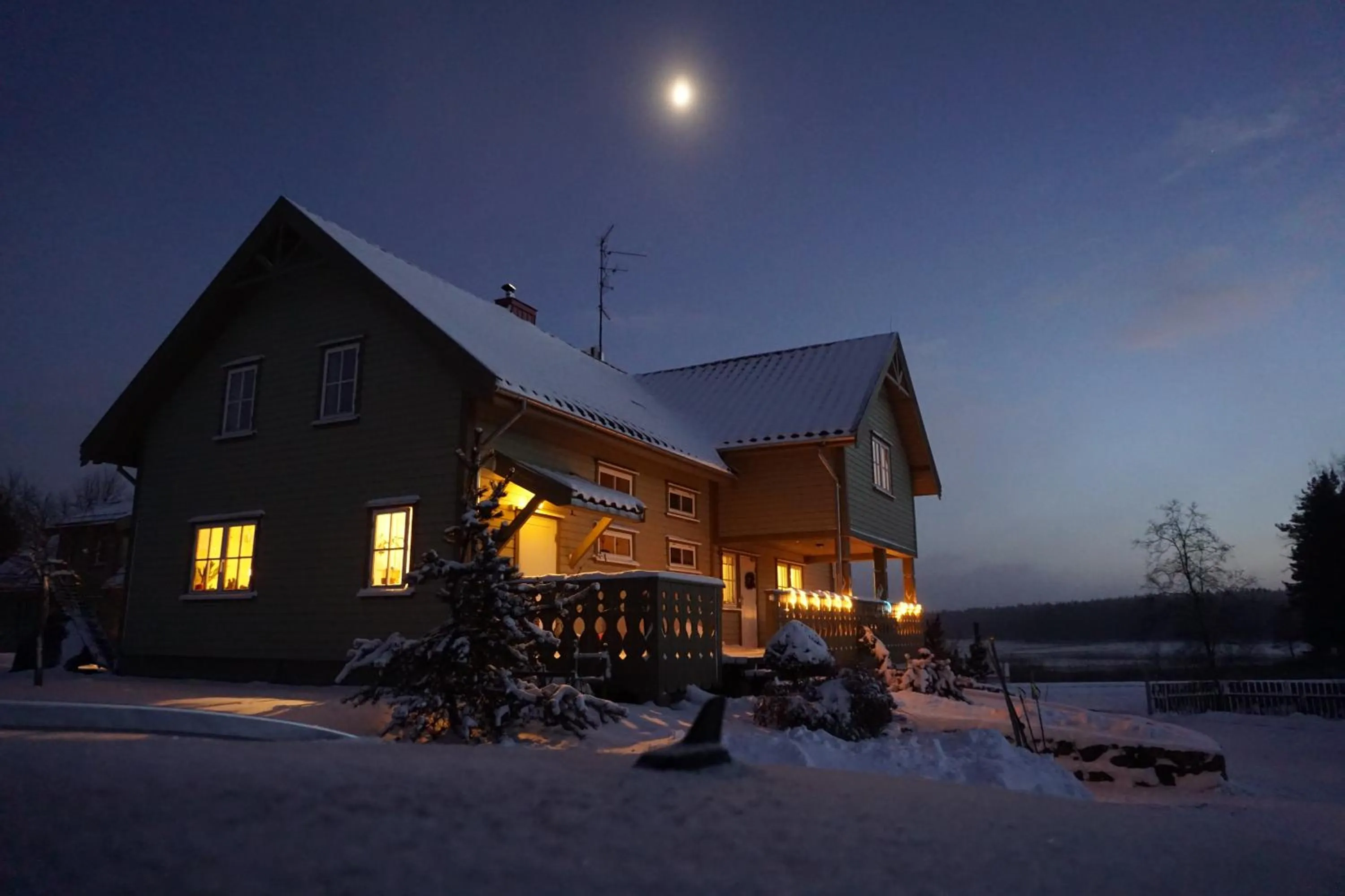 Facade/entrance in North Lakeside Villa Plateliai