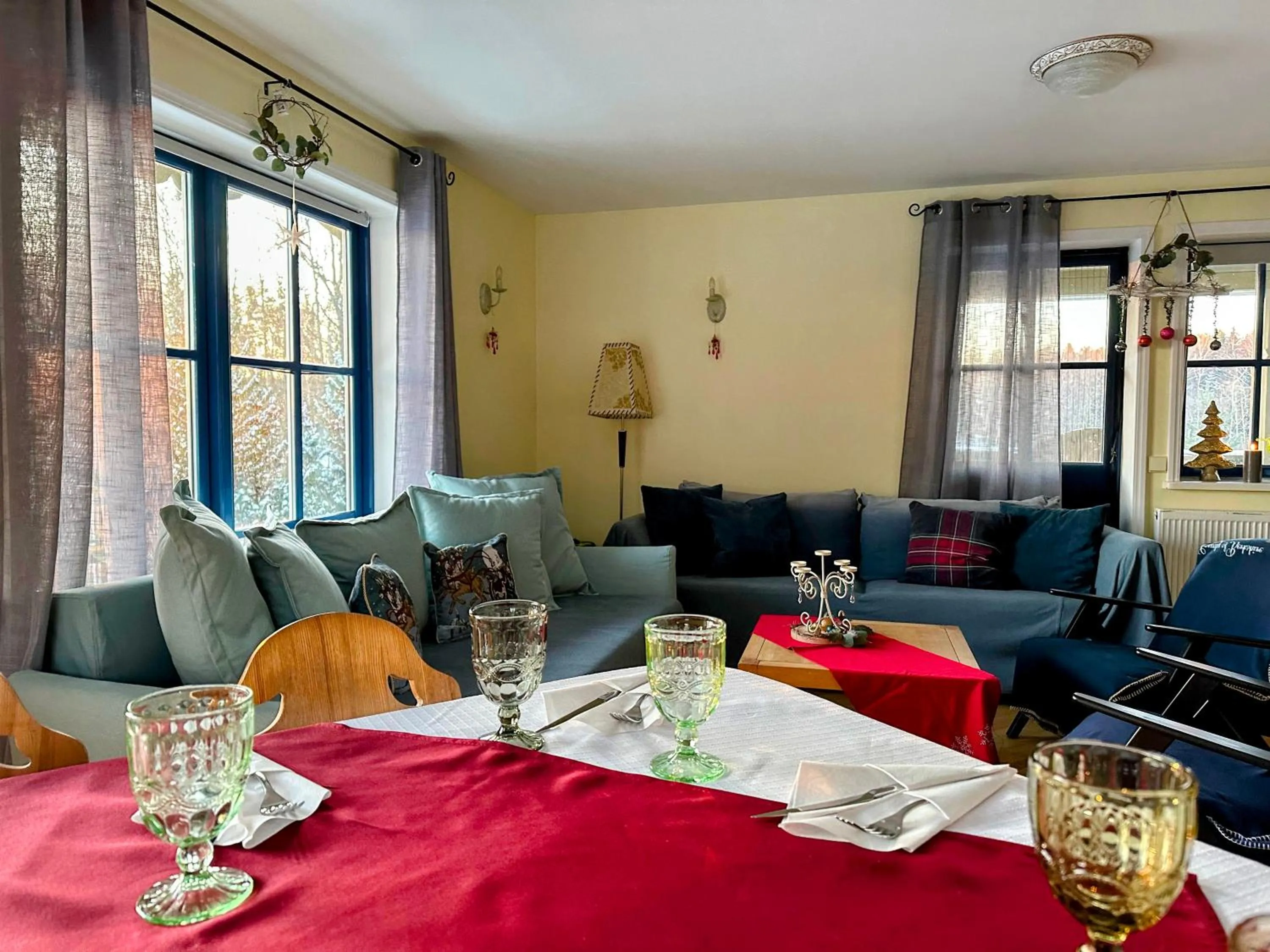 Seating area in North Lakeside Villa Plateliai