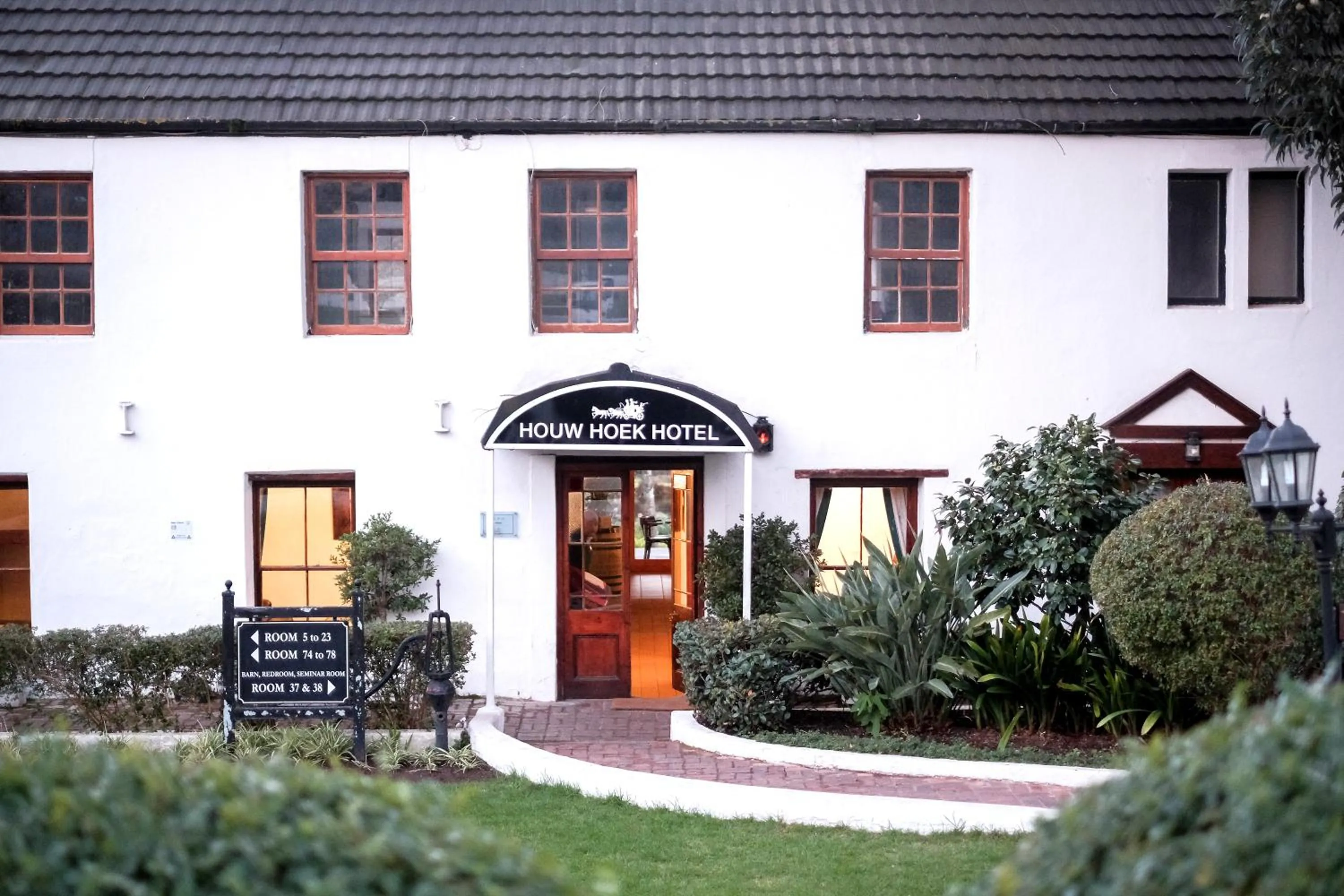 Facade/entrance in Houw Hoek Hotel