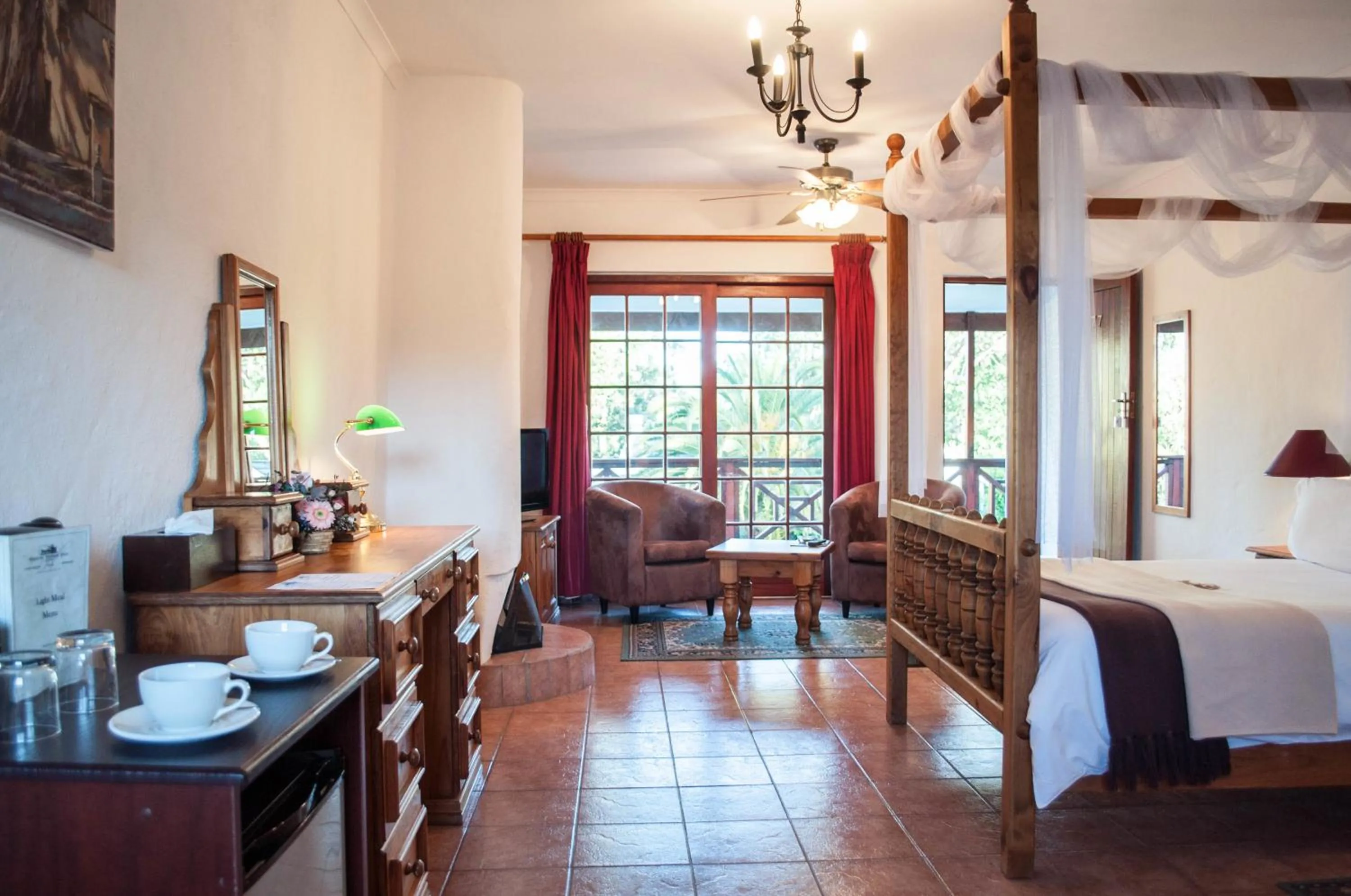 Photo of the whole room, Bed in Houw Hoek Hotel