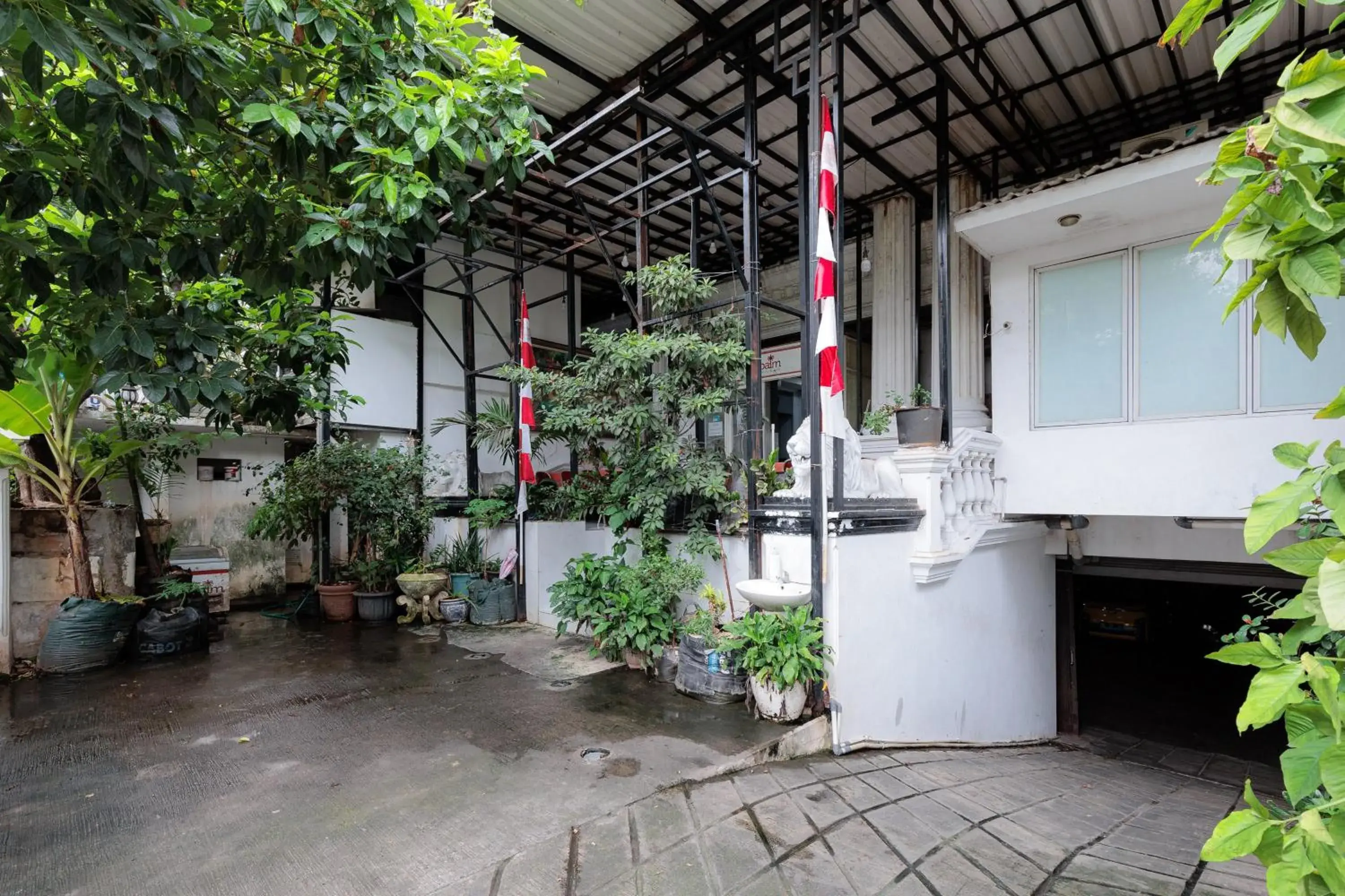 Property building in RedDoorz Plus @ Guntur Raya Setiabudi Property building in RedDoorz Plus @ Guntur Raya Setiabudi