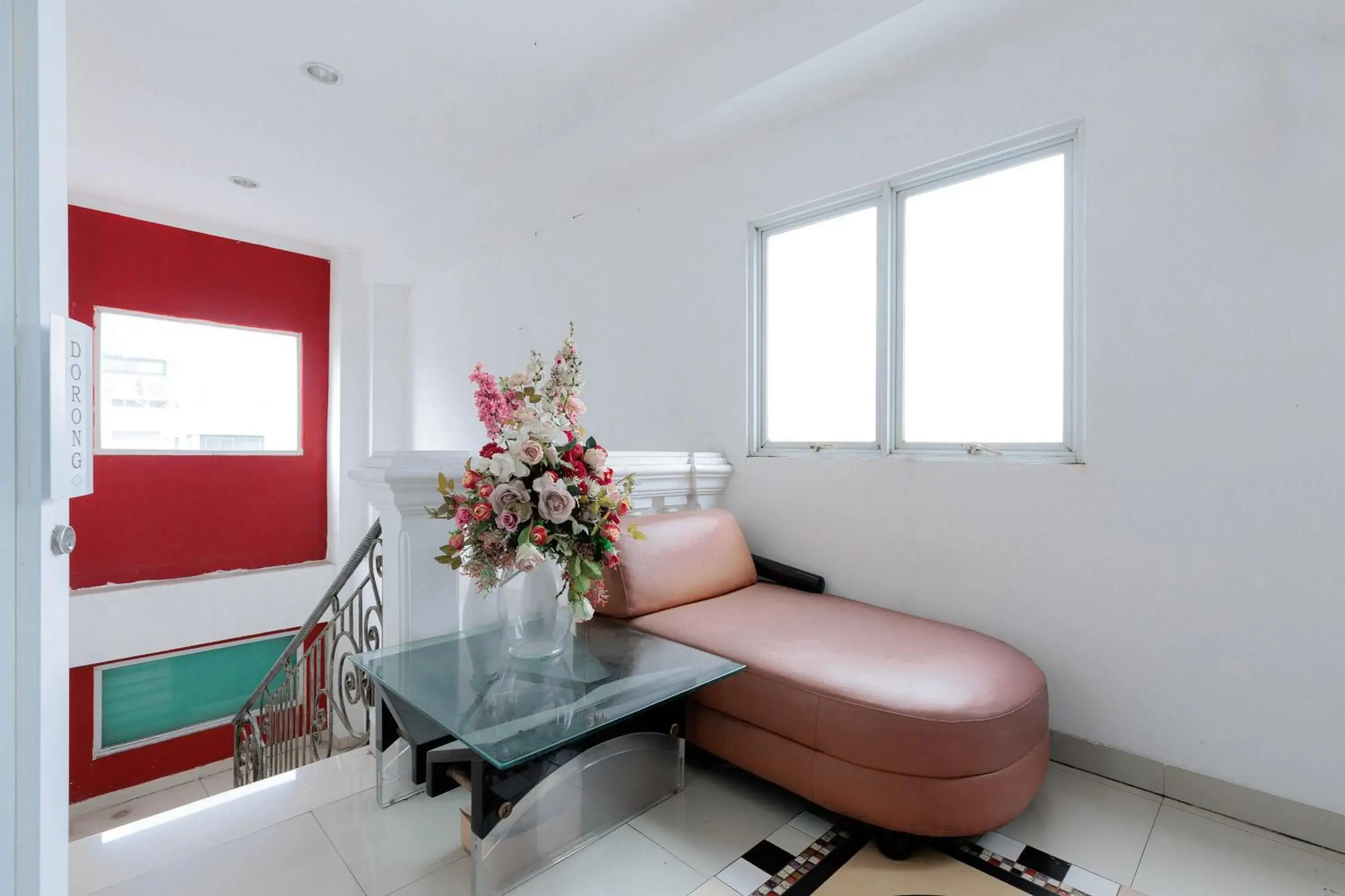 Seating area in RedDoorz Plus @ Guntur Raya Setiabudi Seating area in RedDoorz Plus @ Guntur Raya Setiabudi