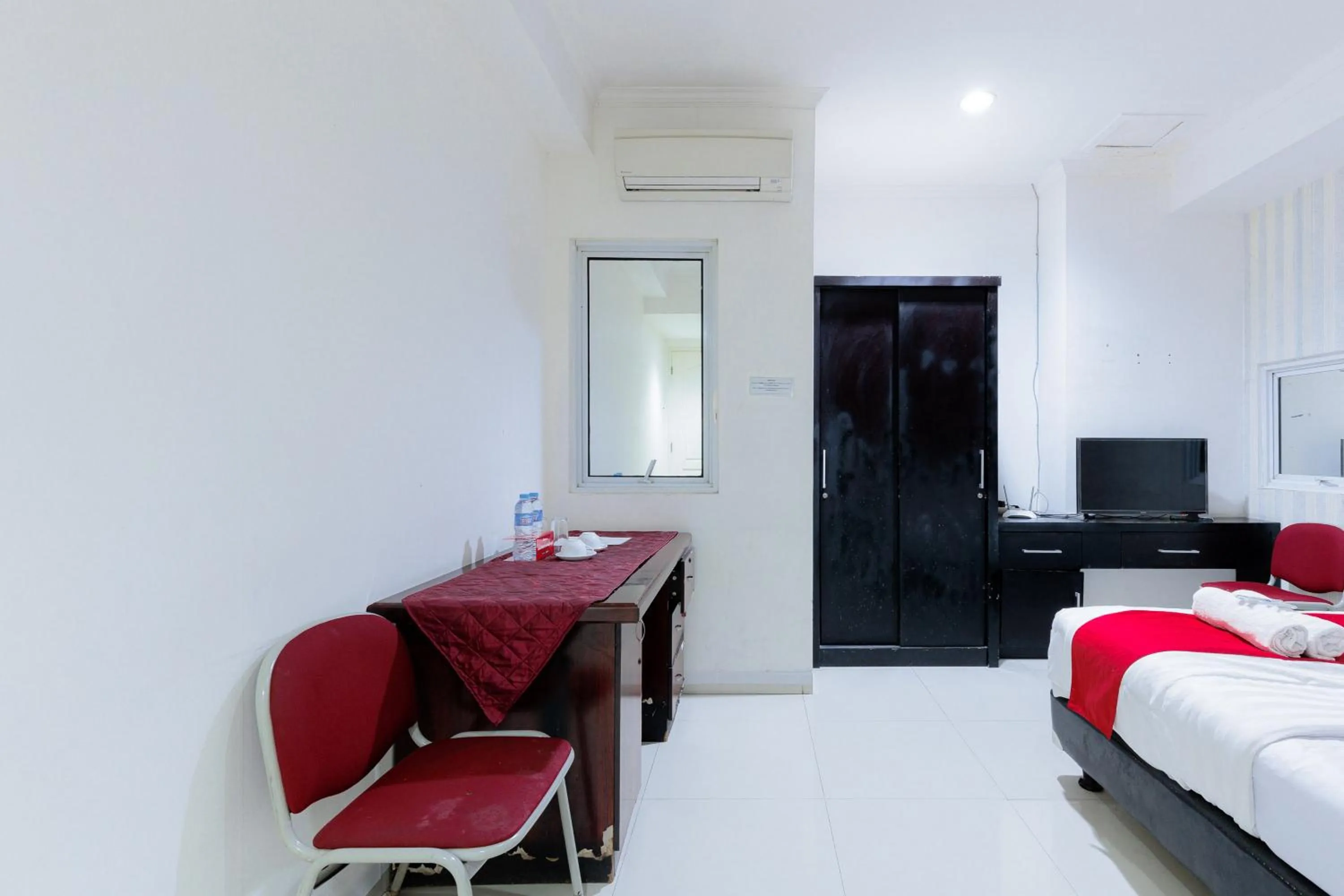 Bedroom, Bed in RedDoorz Plus @ Guntur Raya Setiabudi