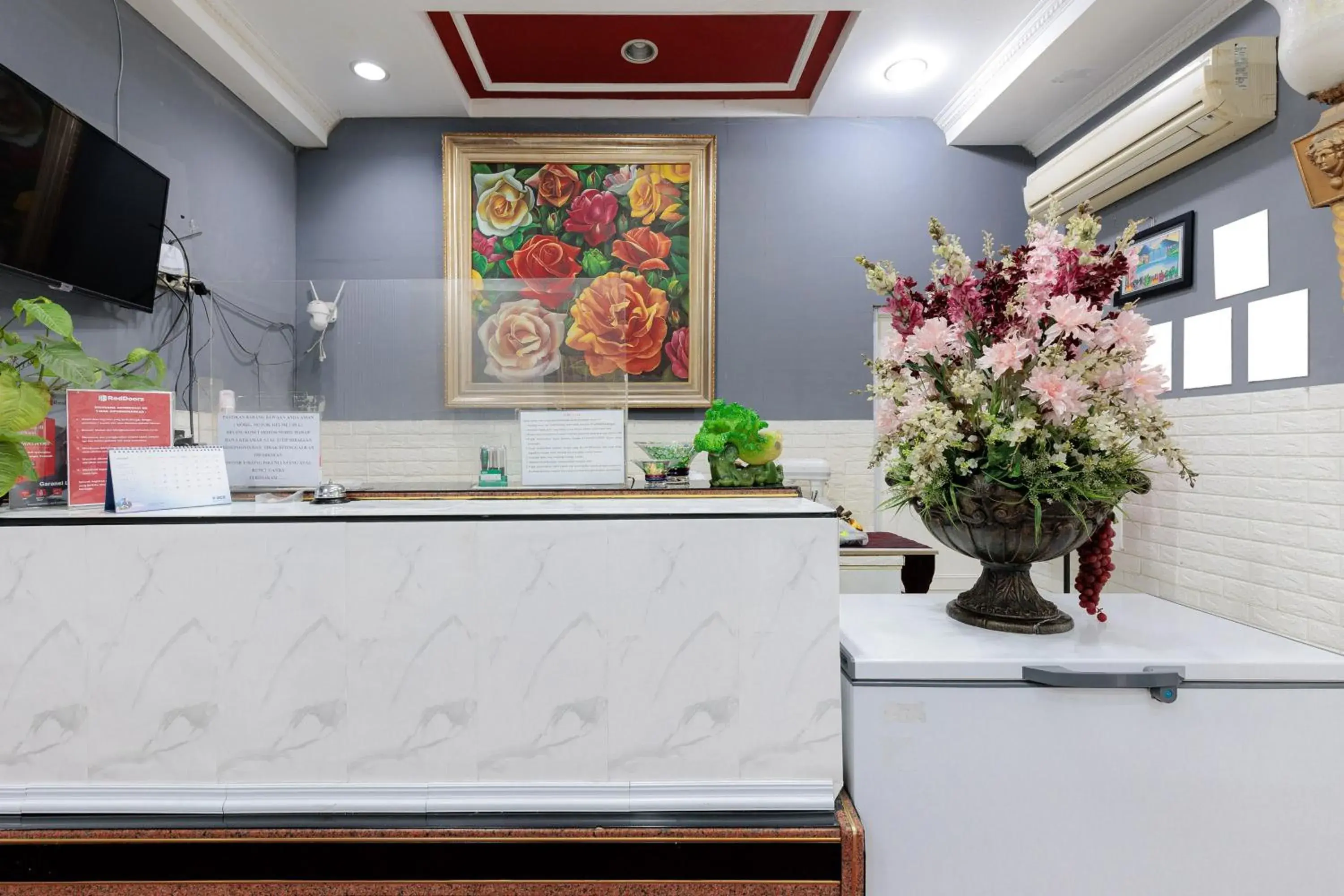 Lobby or reception in RedDoorz Plus @ Guntur Raya Setiabudi Lobby or reception in RedDoorz Plus @ Guntur Raya Setiabudi