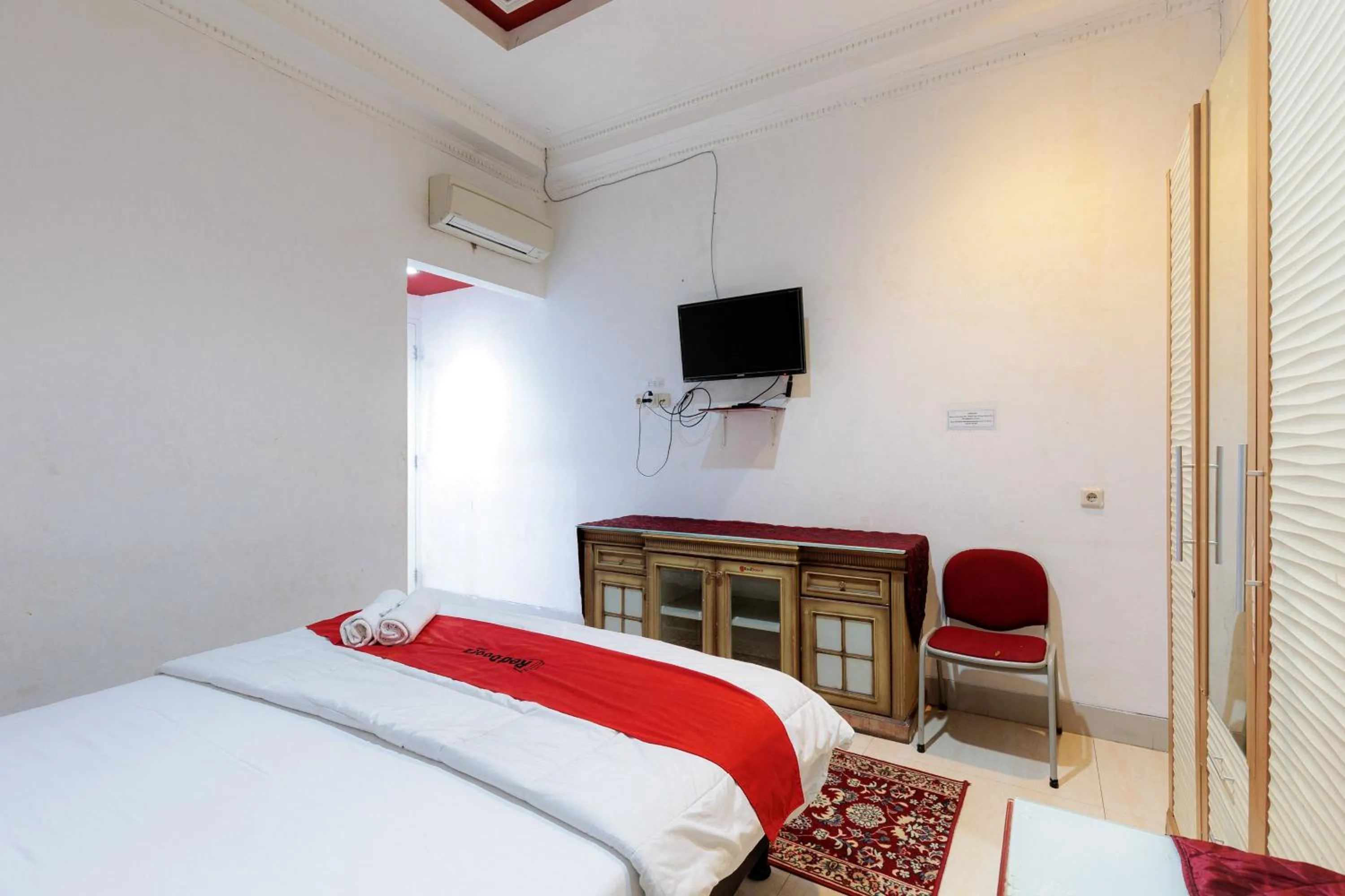 Bedroom, Bed in RedDoorz Plus @ Guntur Raya Setiabudi