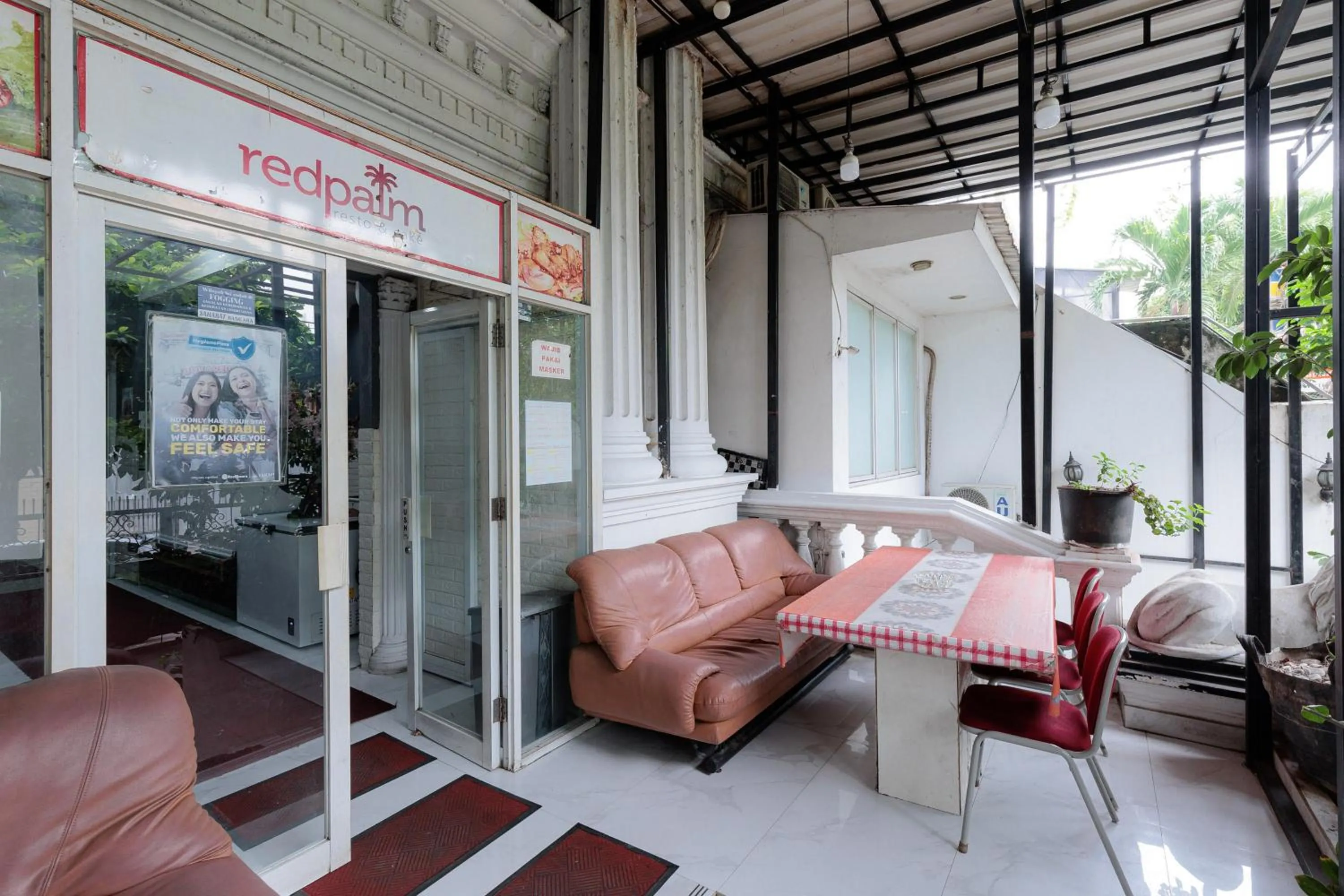 Seating area in RedDoorz Plus @ Guntur Raya Setiabudi