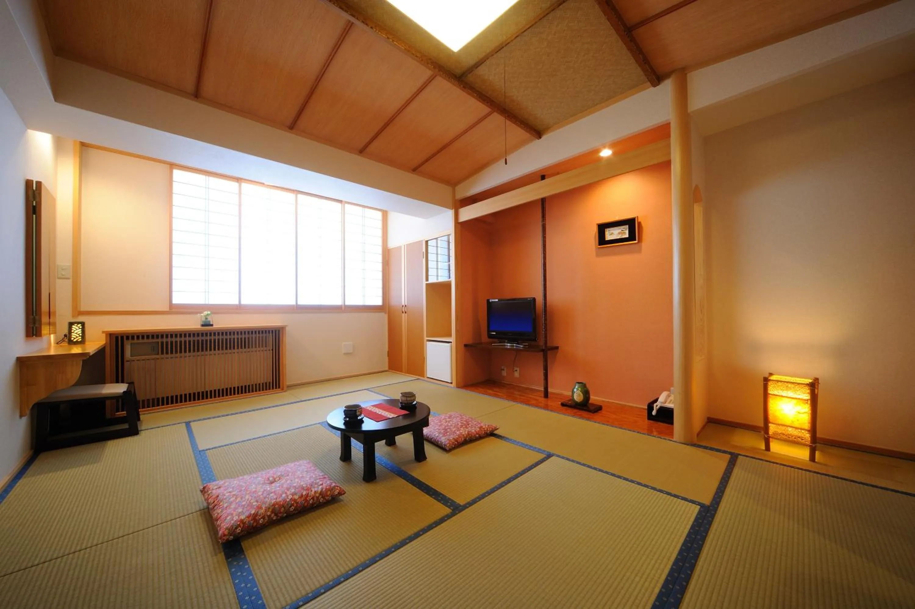 Photo of the whole room in Suzukiya Ryokan
