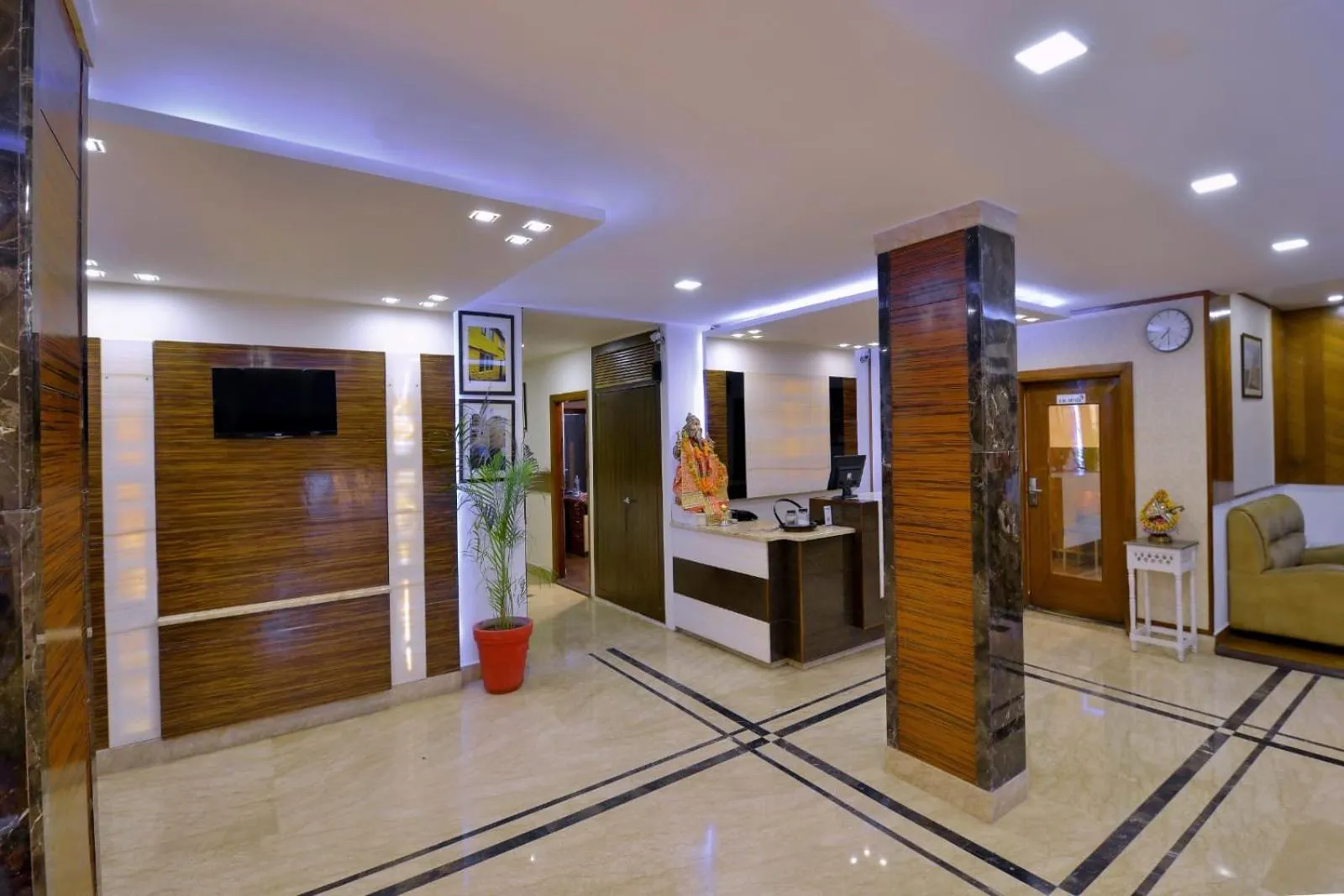 Lobby or reception in Hotel Mayur by RoomsInc Katra