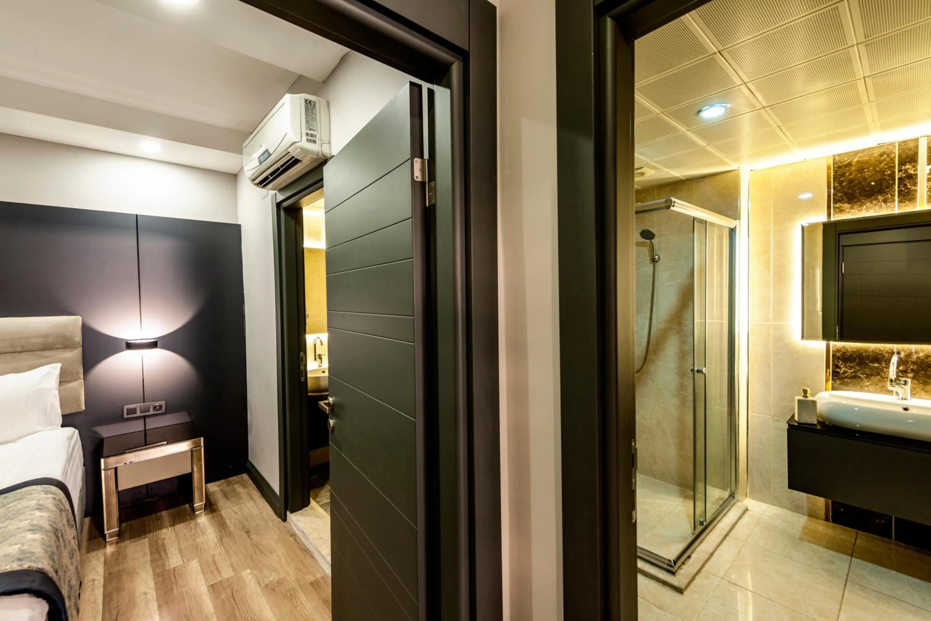 Shower, Bed in No 139 Apartments