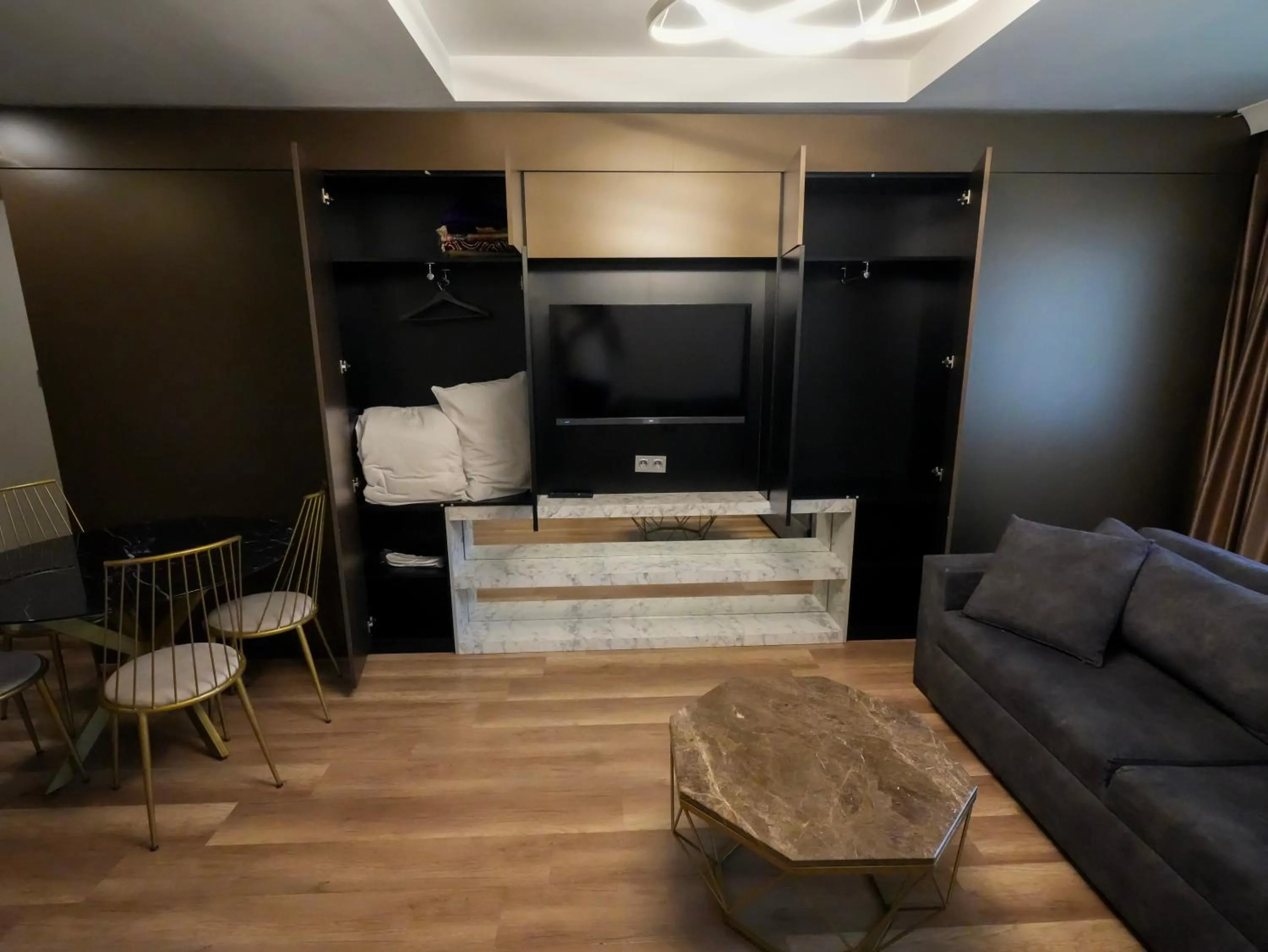 TV and multimedia in No 139 Apartments