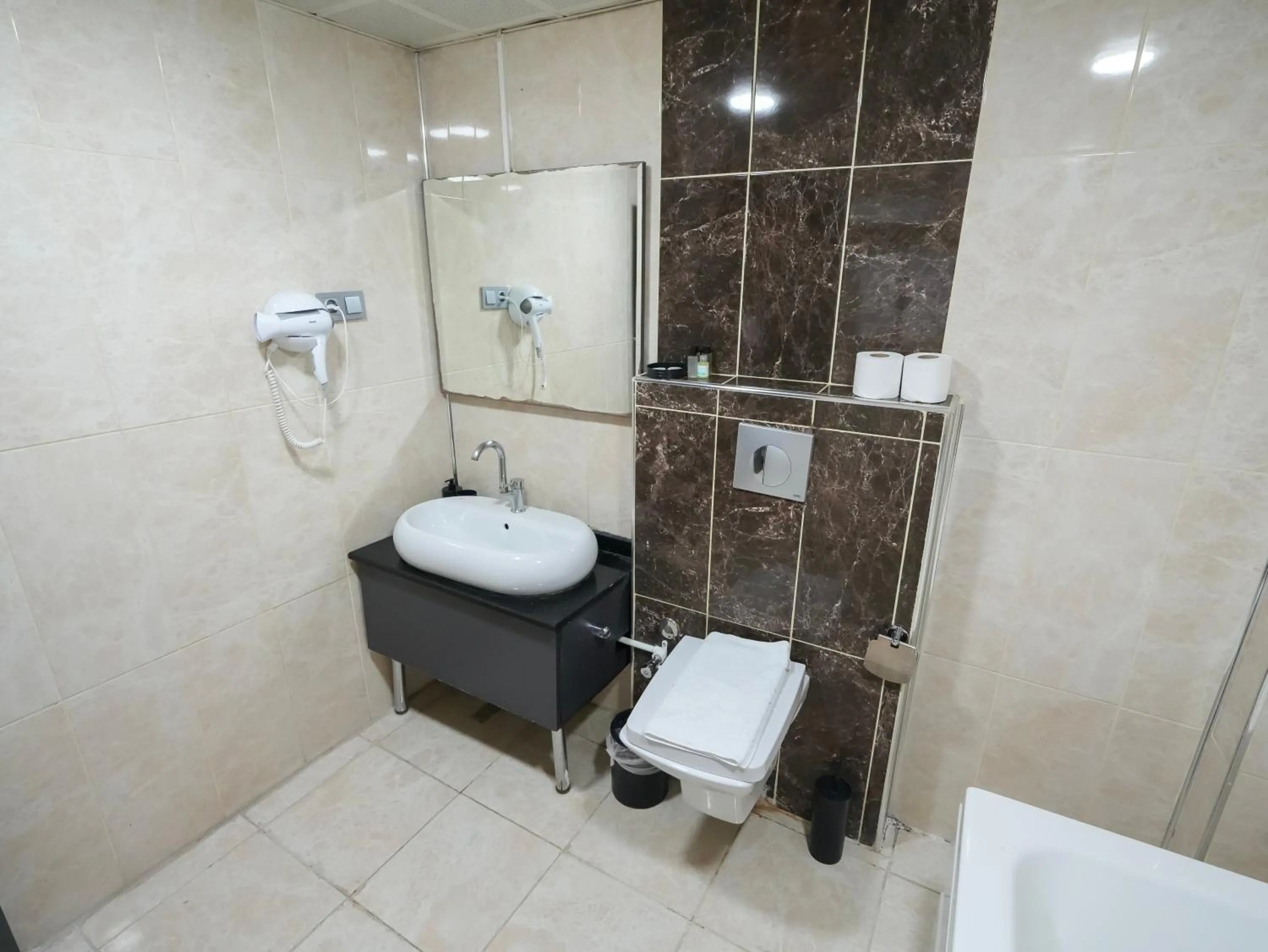 Toilet in No 139 Apartments