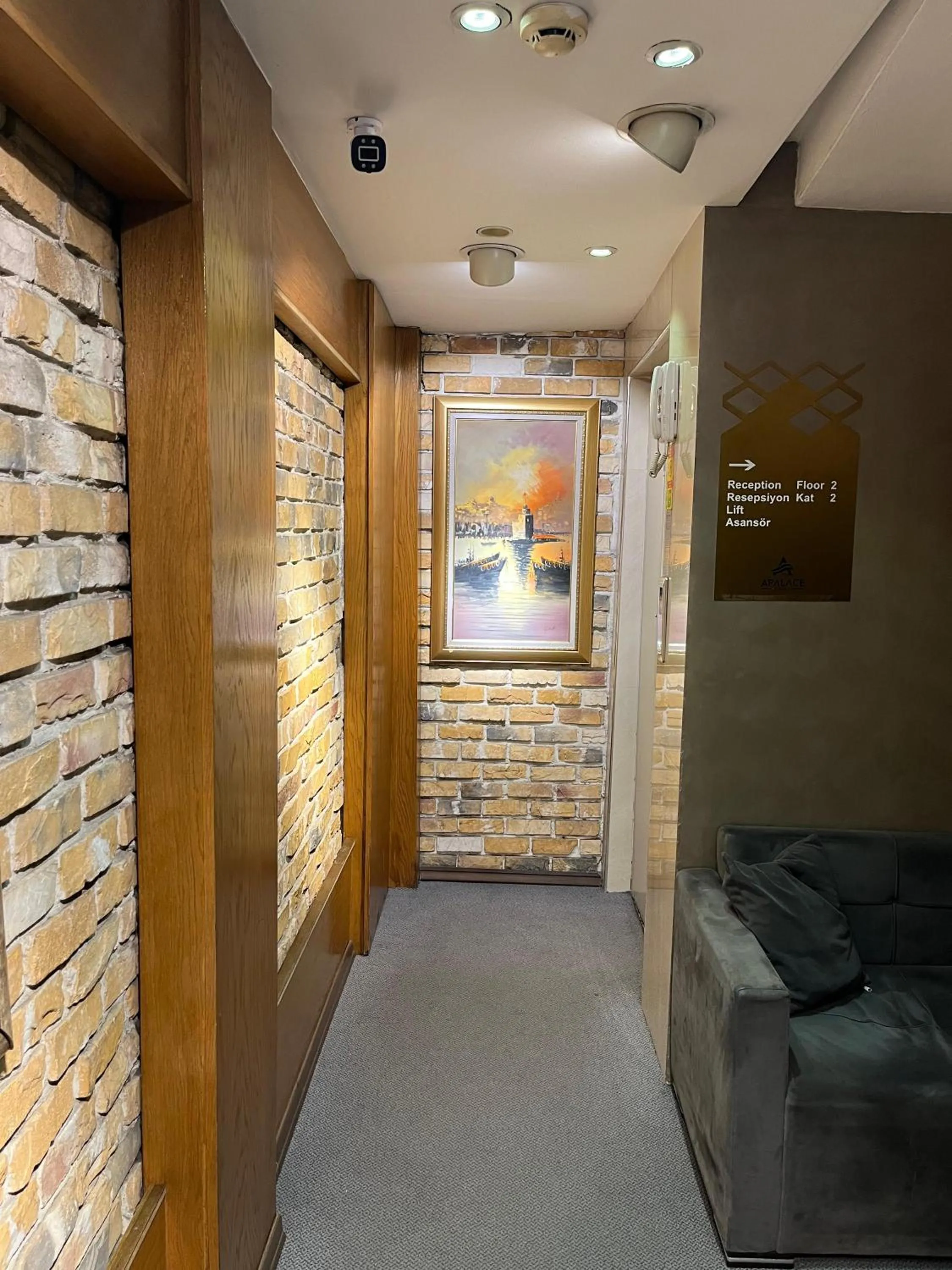 Facade/entrance in No 139 Apartments