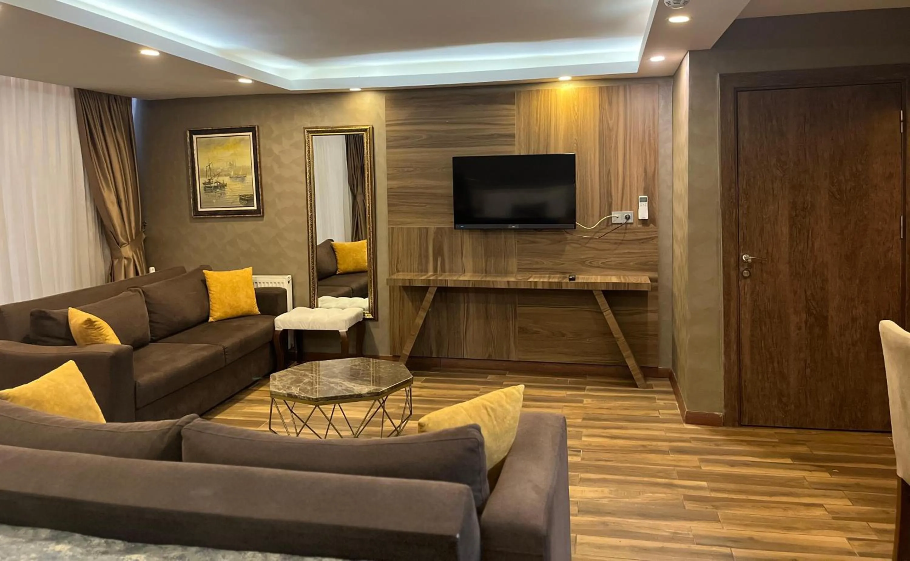 TV and multimedia in No 139 Apartments