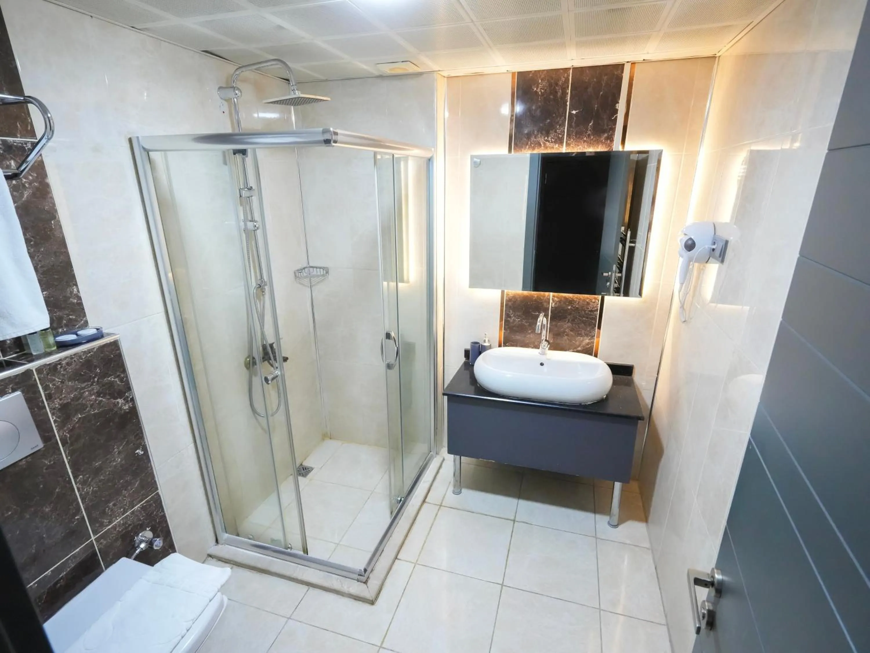 Shower, Bed in No 139 Apartments