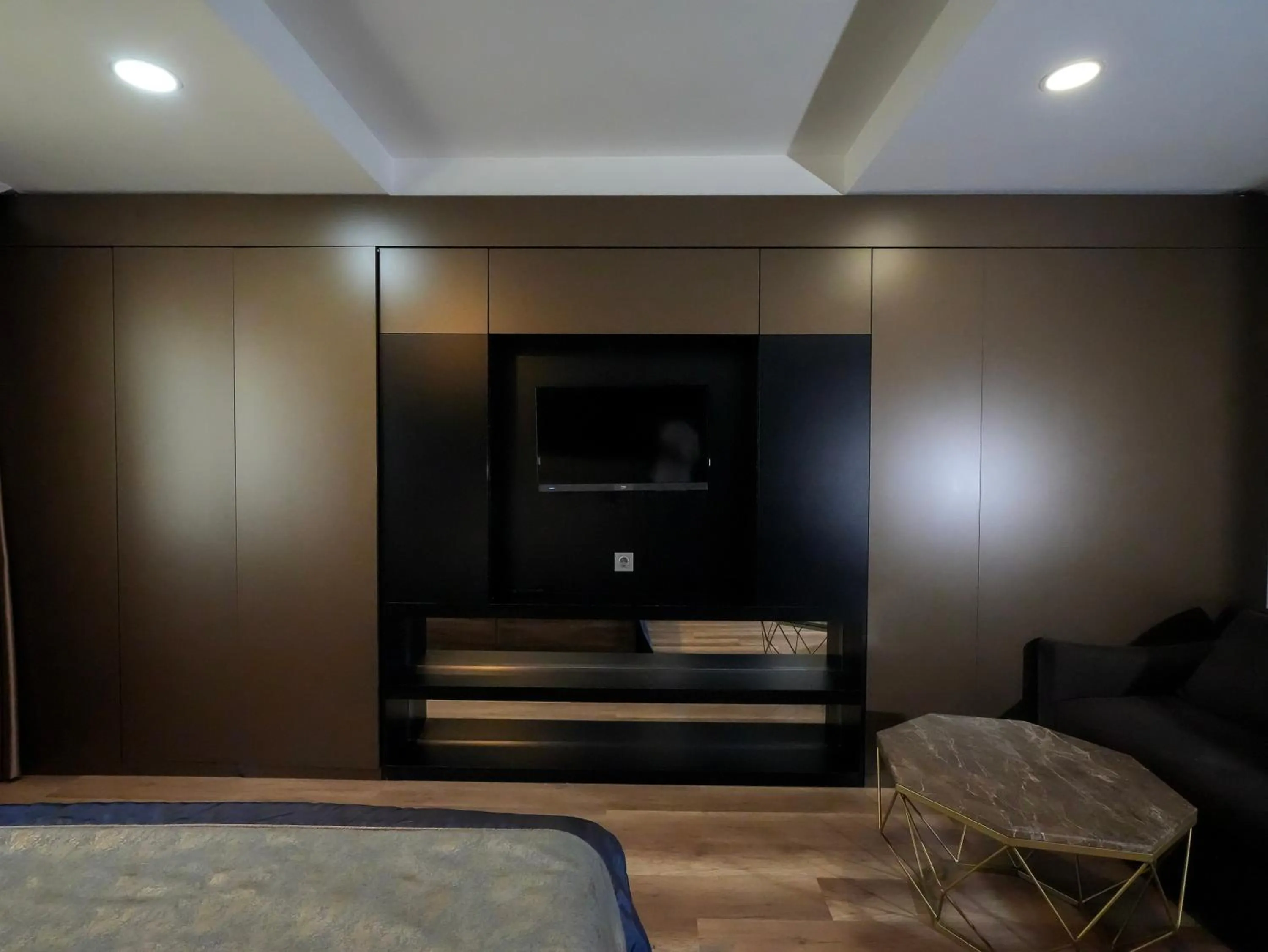 TV and multimedia, Bed in No 139 Apartments