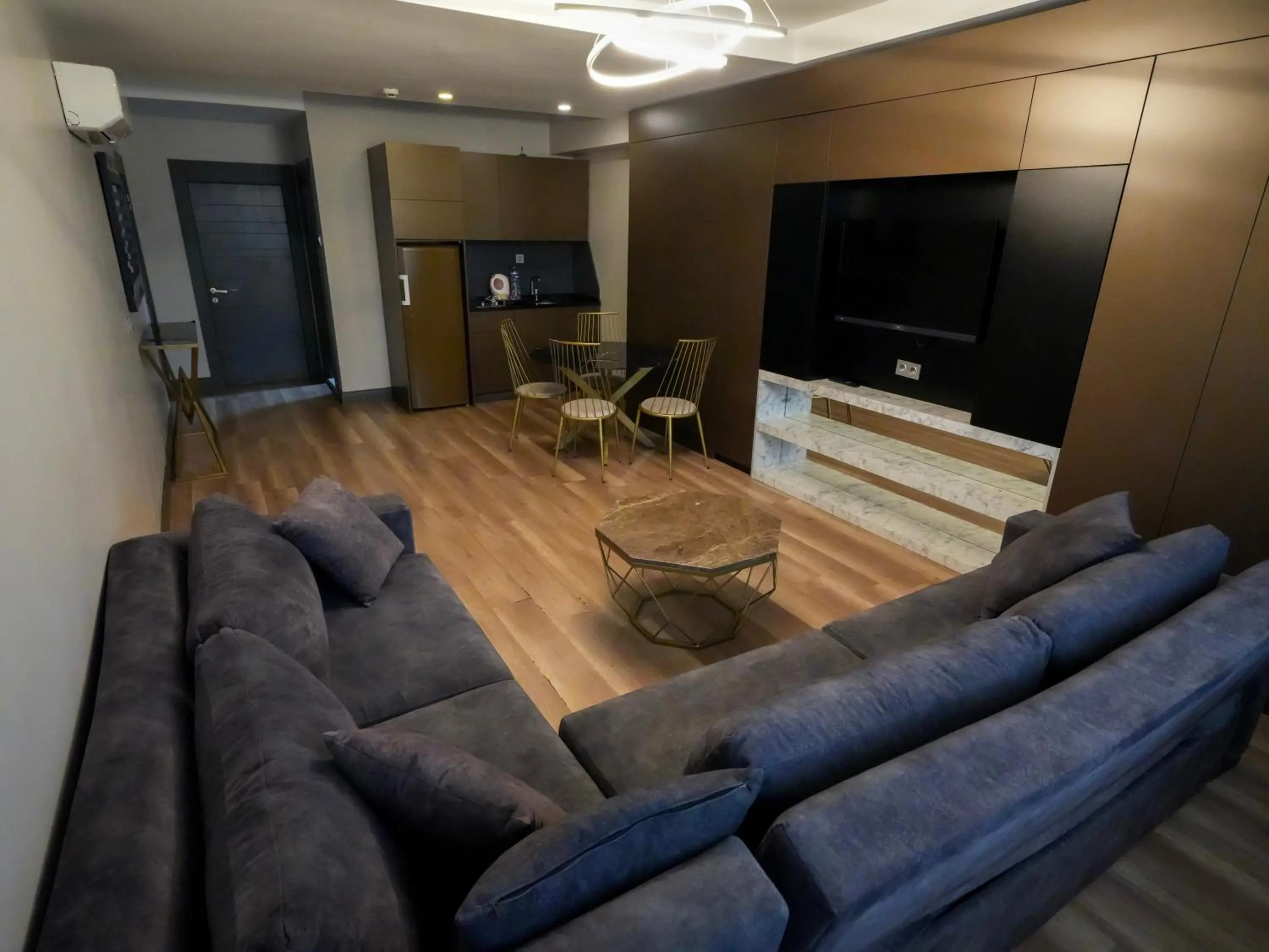 TV and multimedia in No 139 Apartments