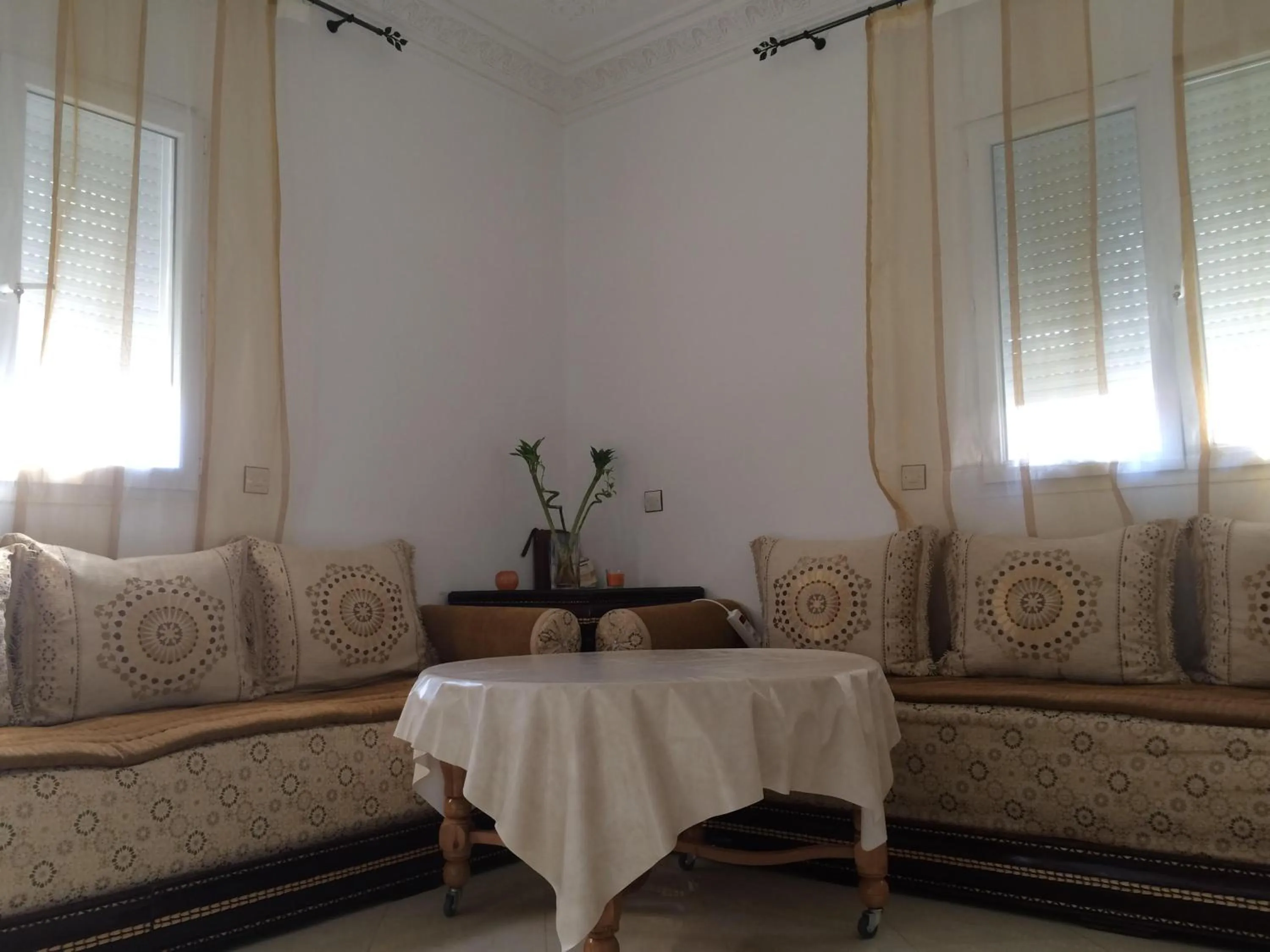 Communal lounge/ TV room in Etablissement moderne