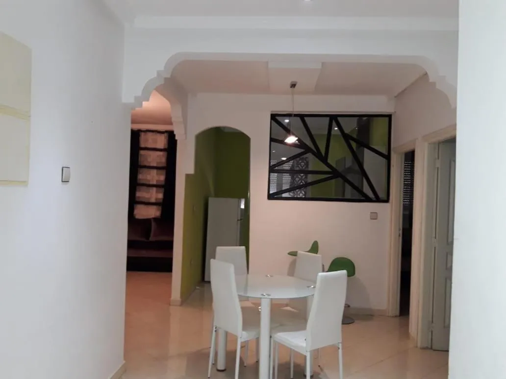 Dining area in Etablissement moderne