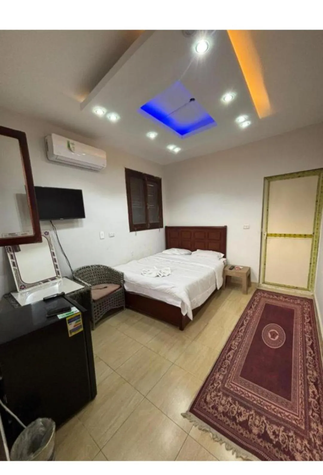 Communal lounge/ TV room, Bed in Falcon pyramids inn