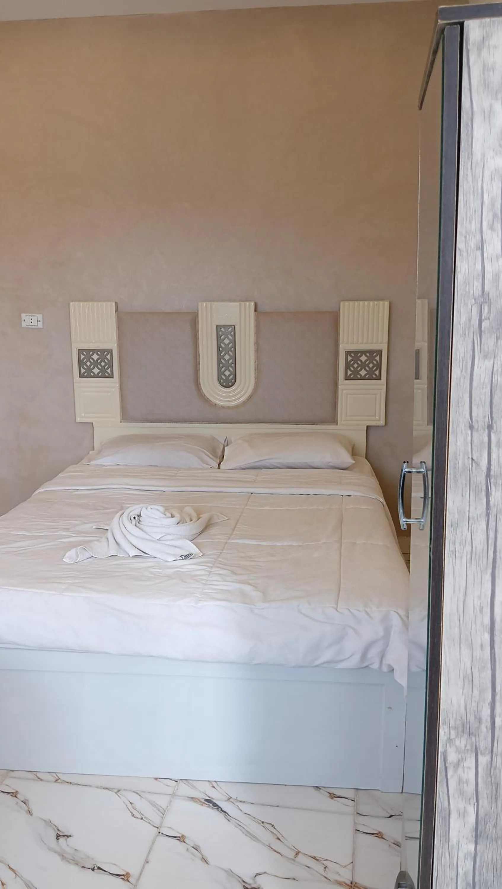 Bed in Falcon pyramids inn