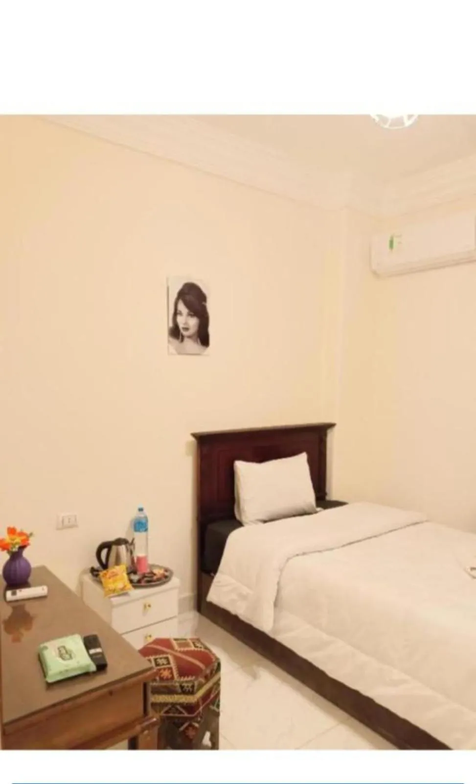 Bed in Falcon pyramids inn