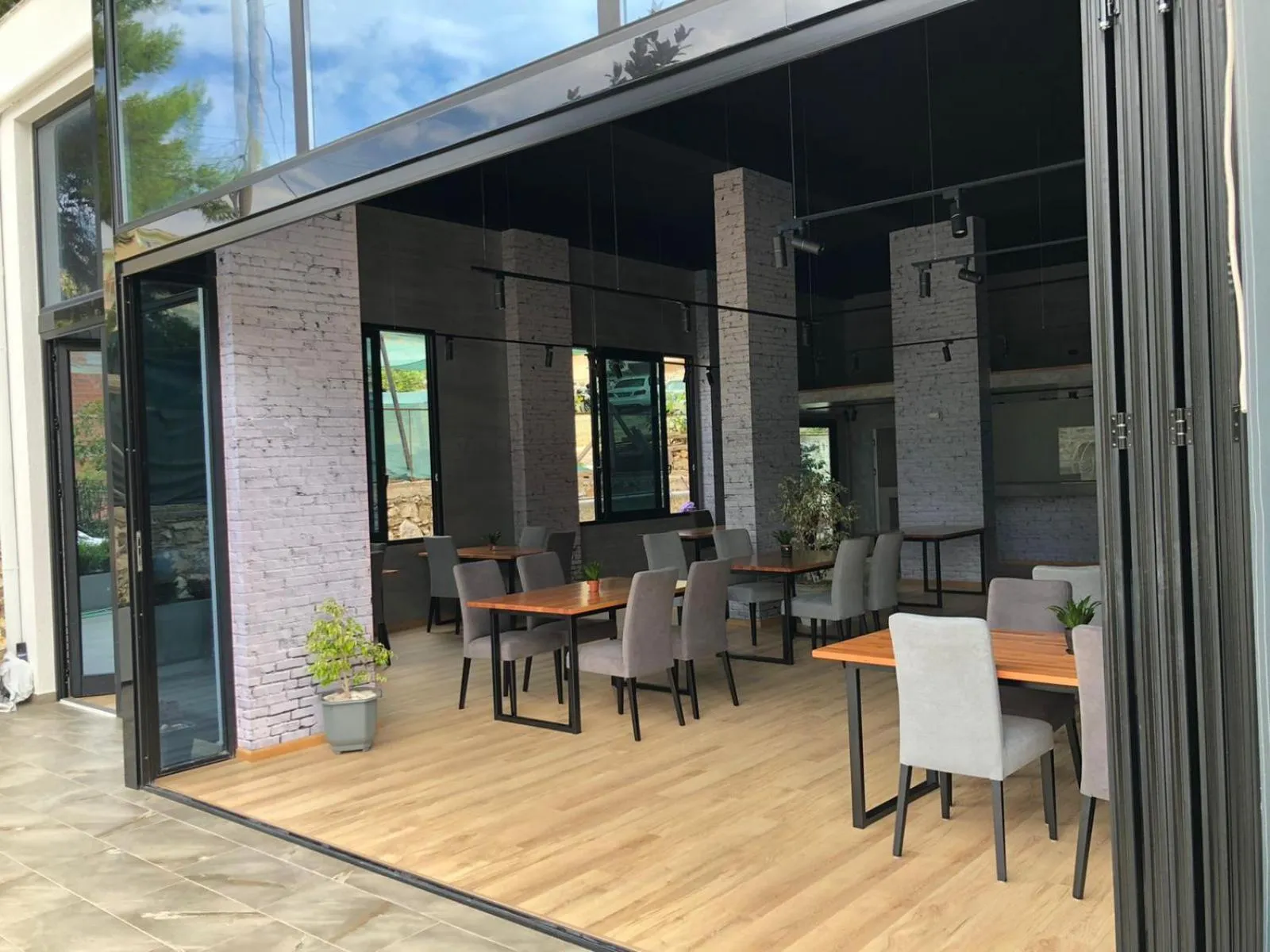 Restaurant/places to eat in Nemesis Hotel