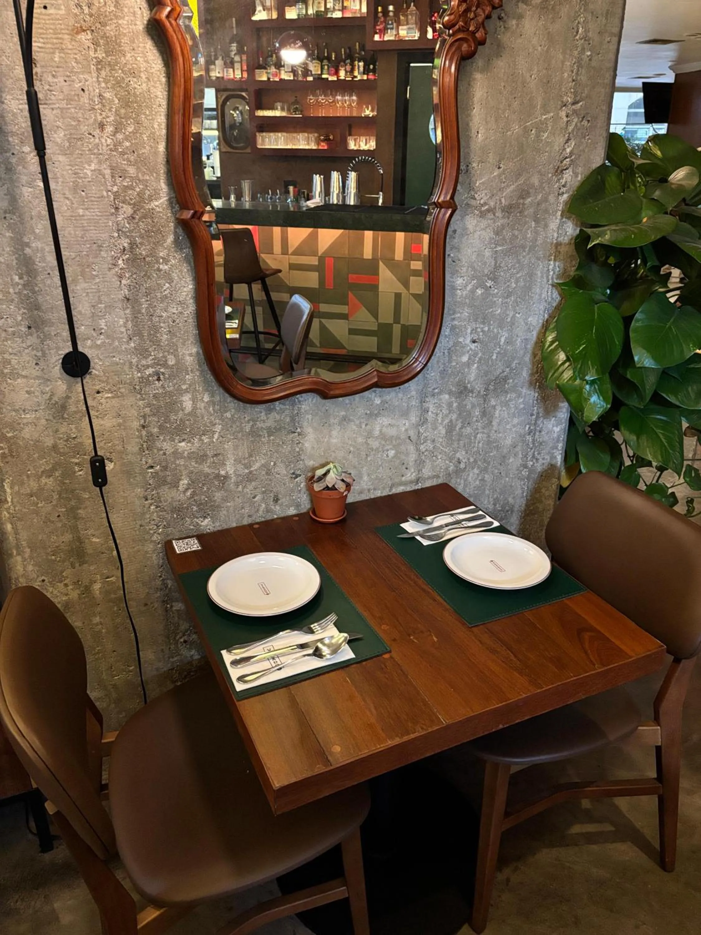 Restaurant/places to eat in San Raphael Hotel