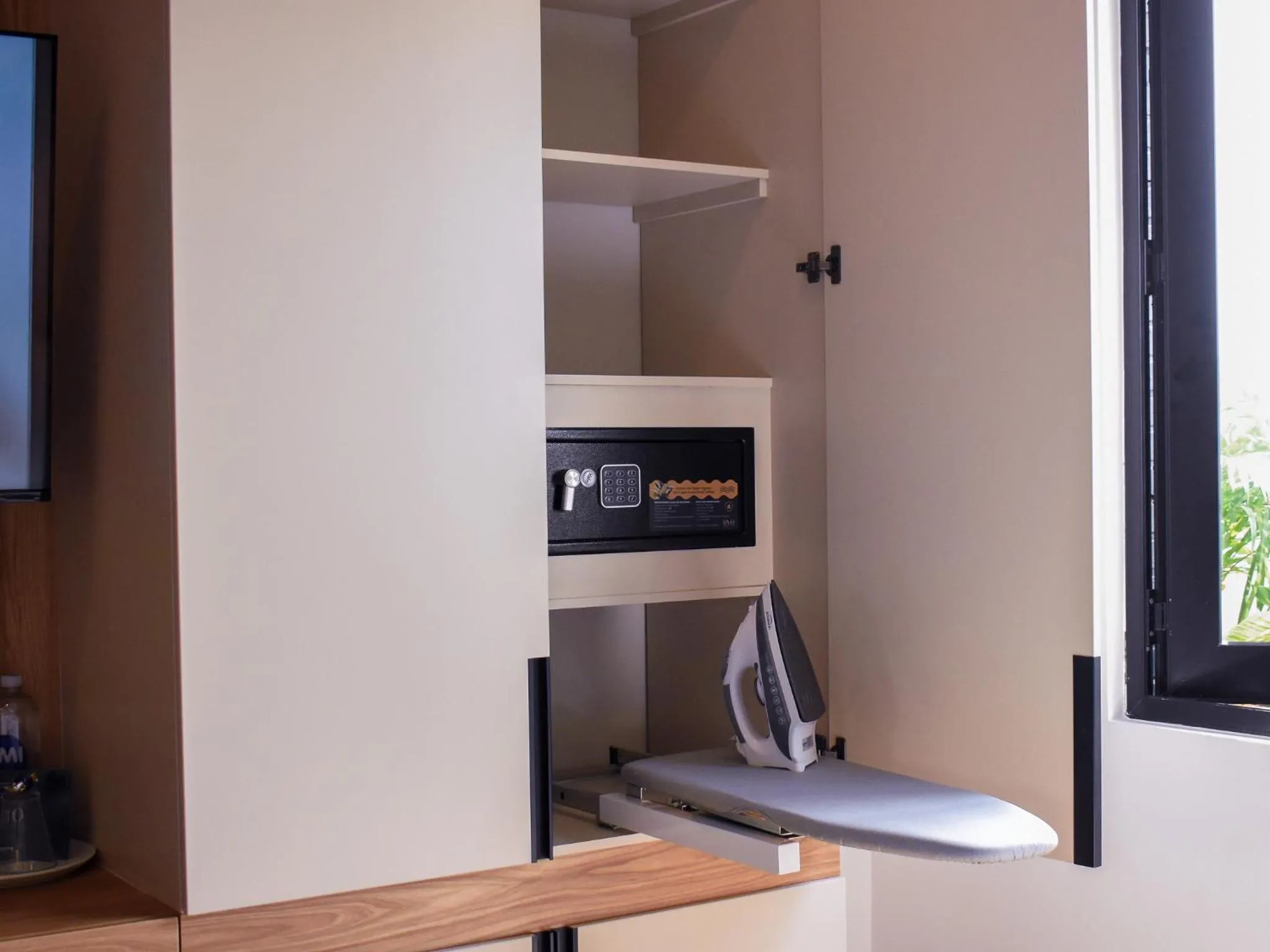 flat iron in Hotel Ryo 74B Suites by Growing Group