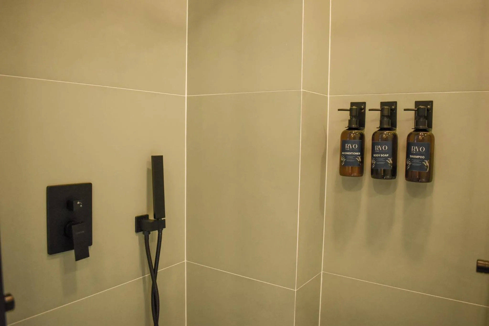 Shower in Hotel Ryo 74B Suites by Growing Group