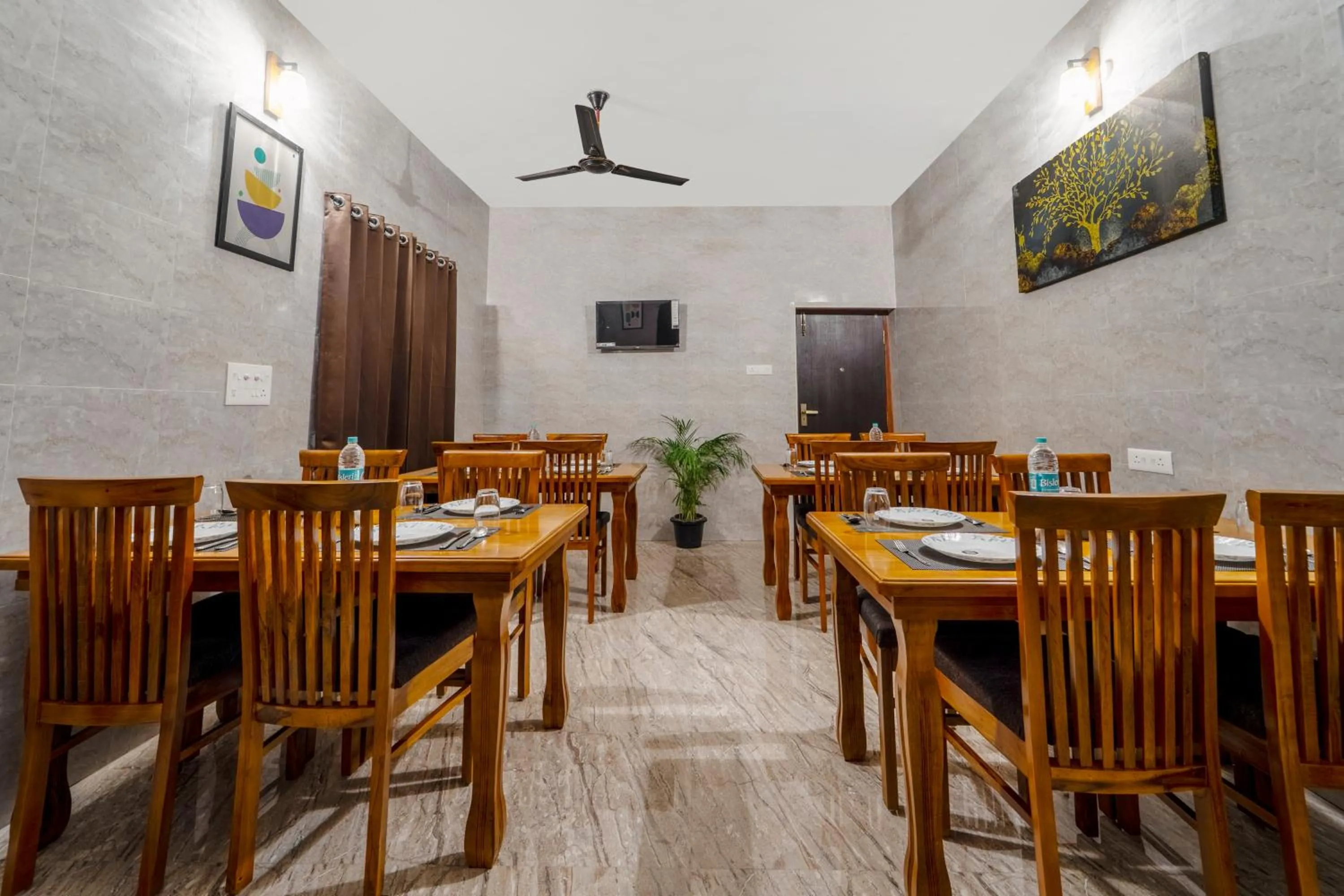Dining area in Treebo Dunag