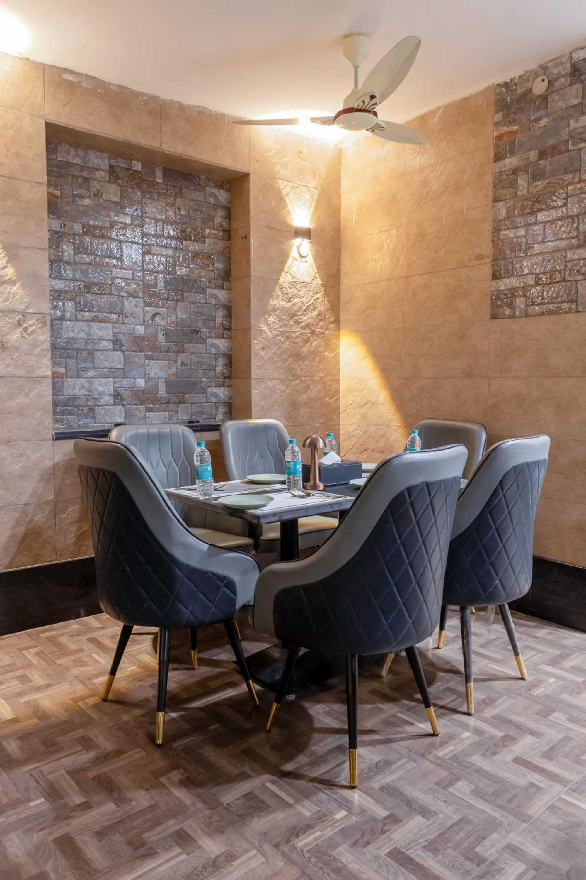 Restaurant/places to eat in Hotel Vanson Villa, City Centre - With Free Airport & Train Station Pickup