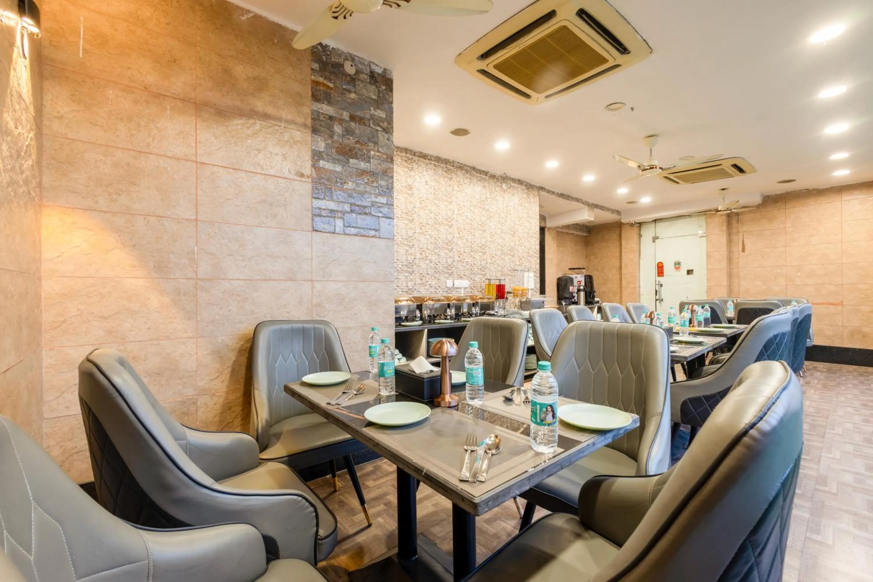 Restaurant/places to eat in Hotel Vanson Villa, City Centre - With Free Airport & Train Station Pickup