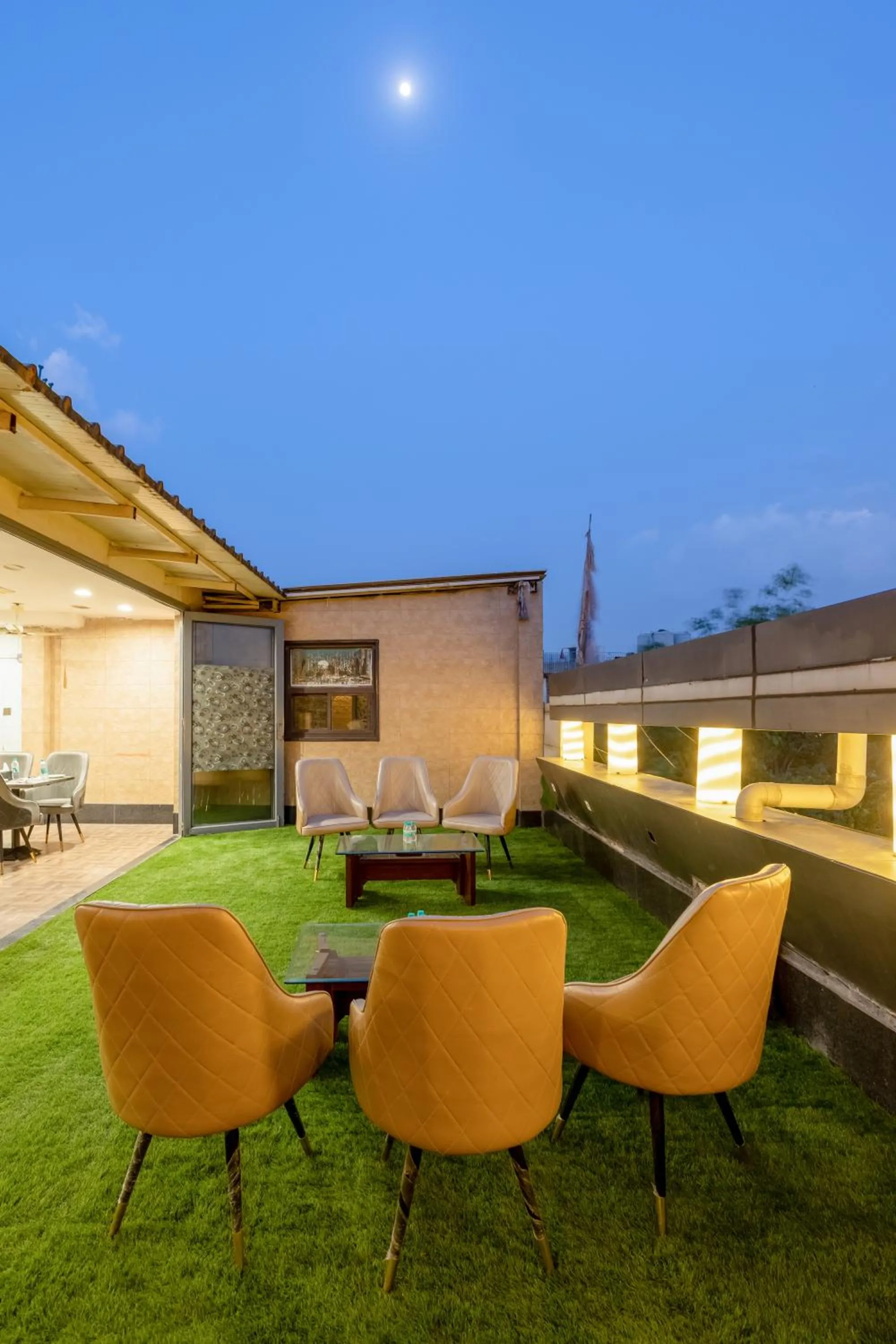 Restaurant/places to eat in Hotel Vanson Villa, City Centre - With Free Airport & Train Station Pickup