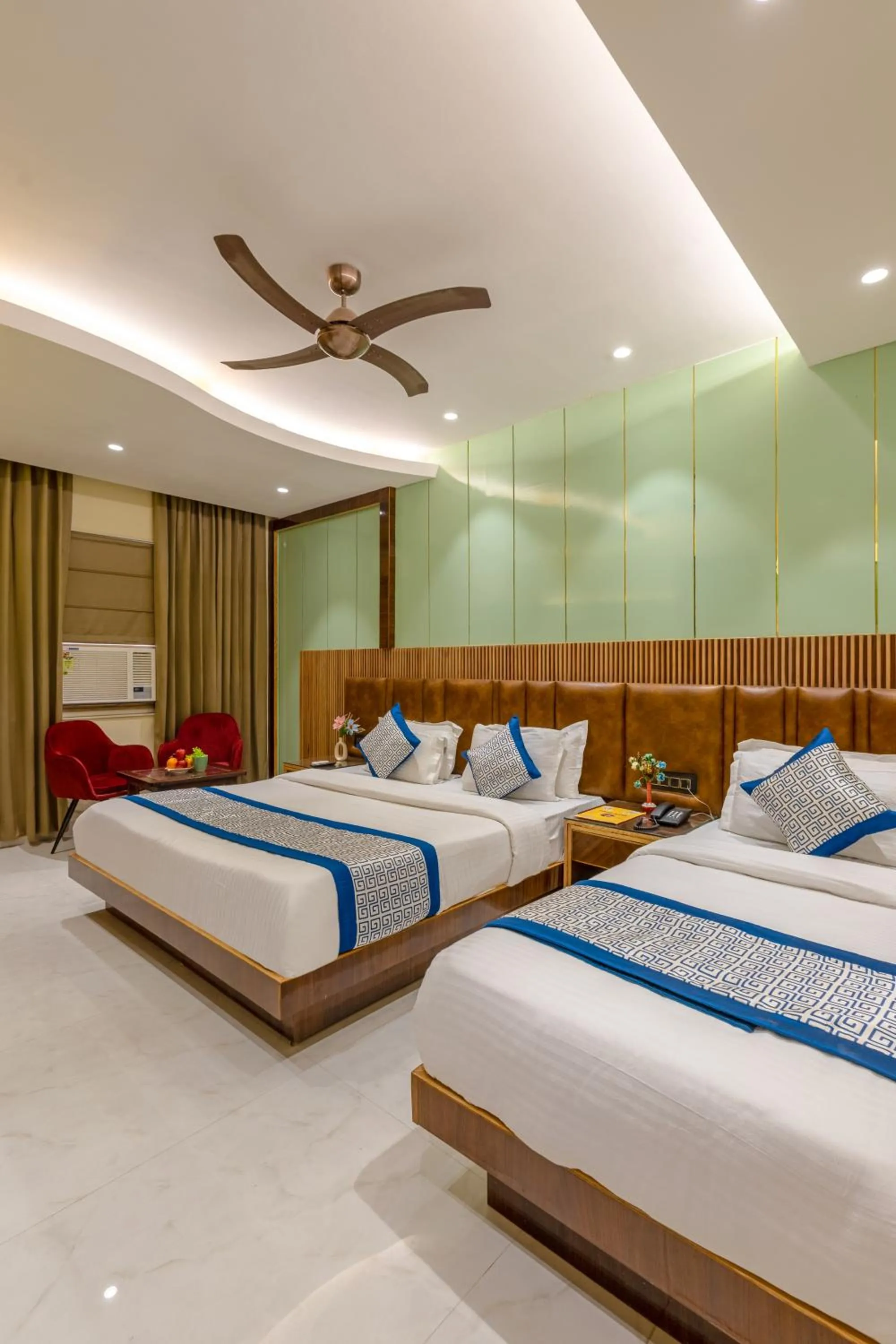 Living room, Bed in Hotel Vanson Villa, City Centre - With Free Airport & Train Station Pickup