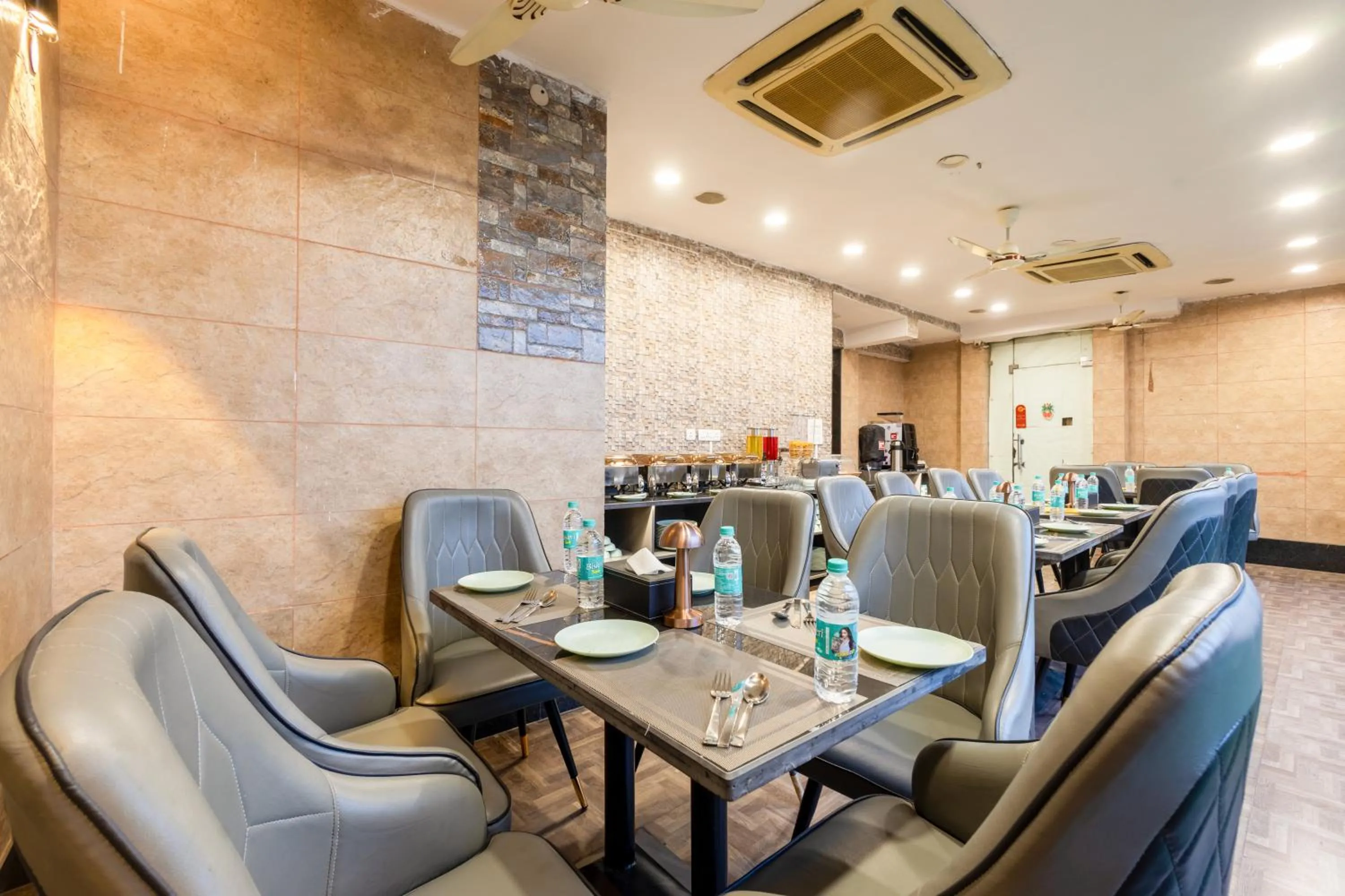Restaurant/places to eat in Hotel Vanson Villa, City Centre - With Free Airport & Train Station Pickup