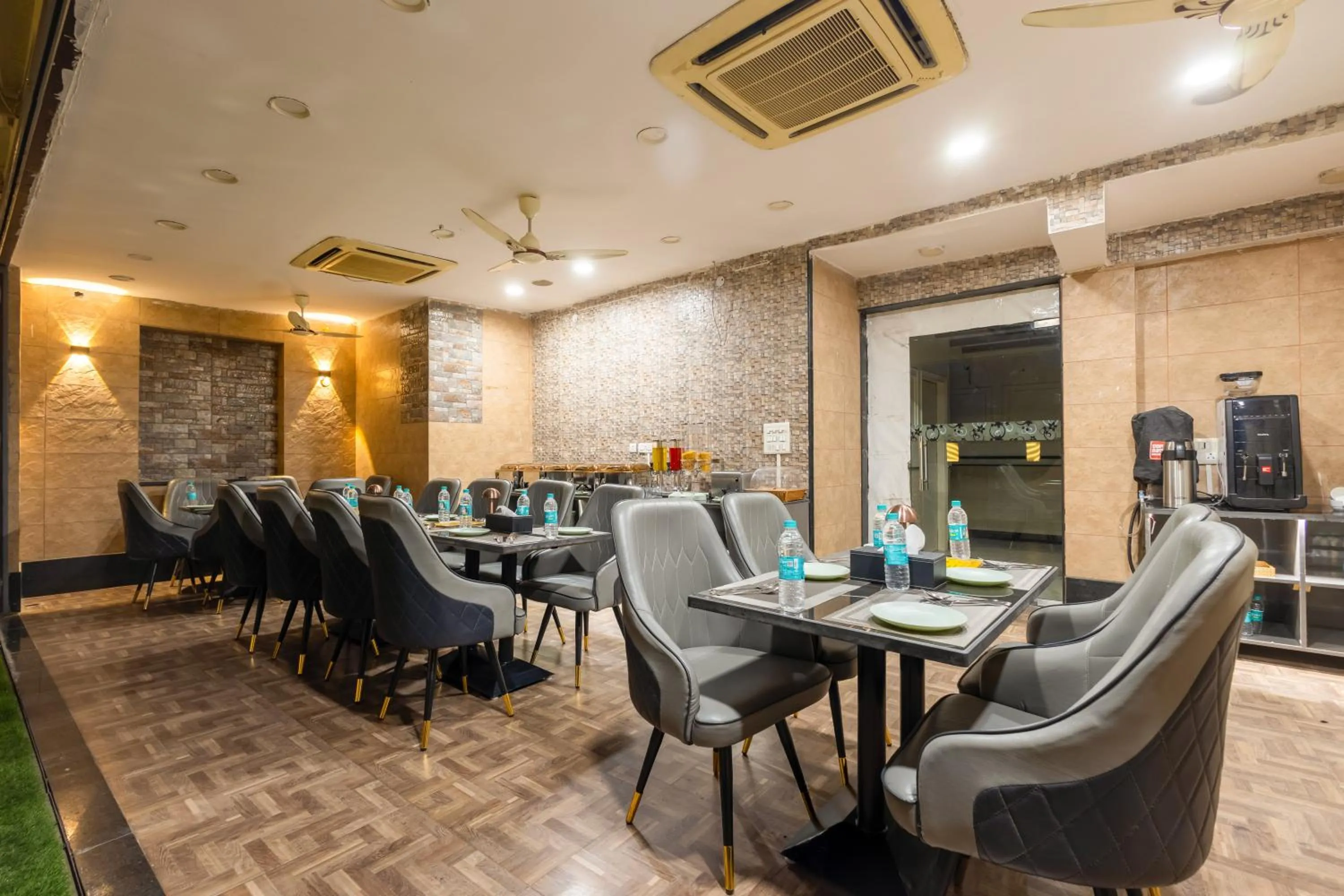 Restaurant/places to eat in Hotel Vanson Villa, City Centre - With Free Airport & Train Station Pickup