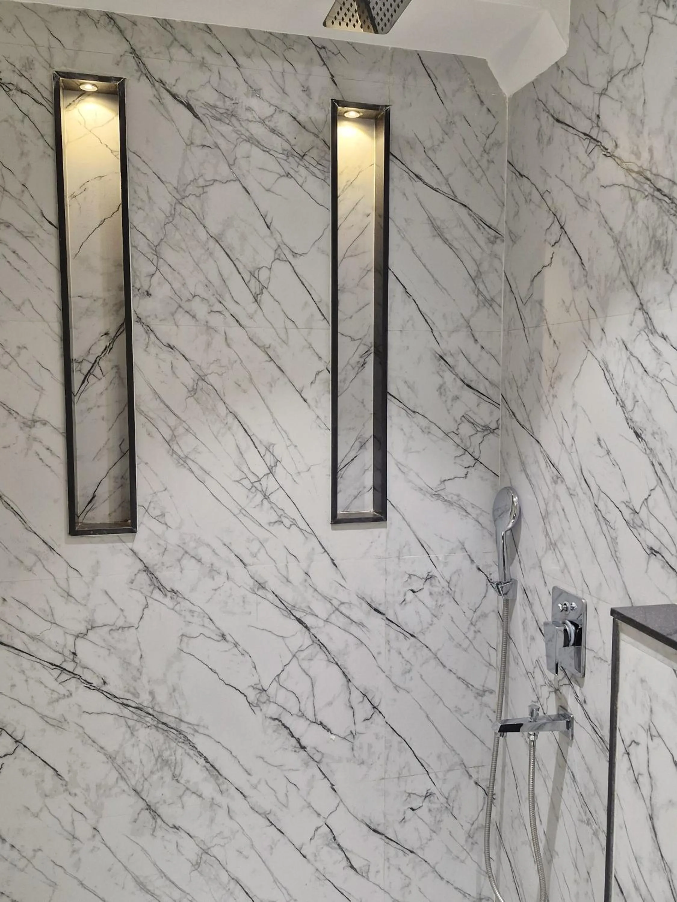 Bathroom in Hotel Vanson Villa, City Centre - With Free Airport & Train Station Pickup