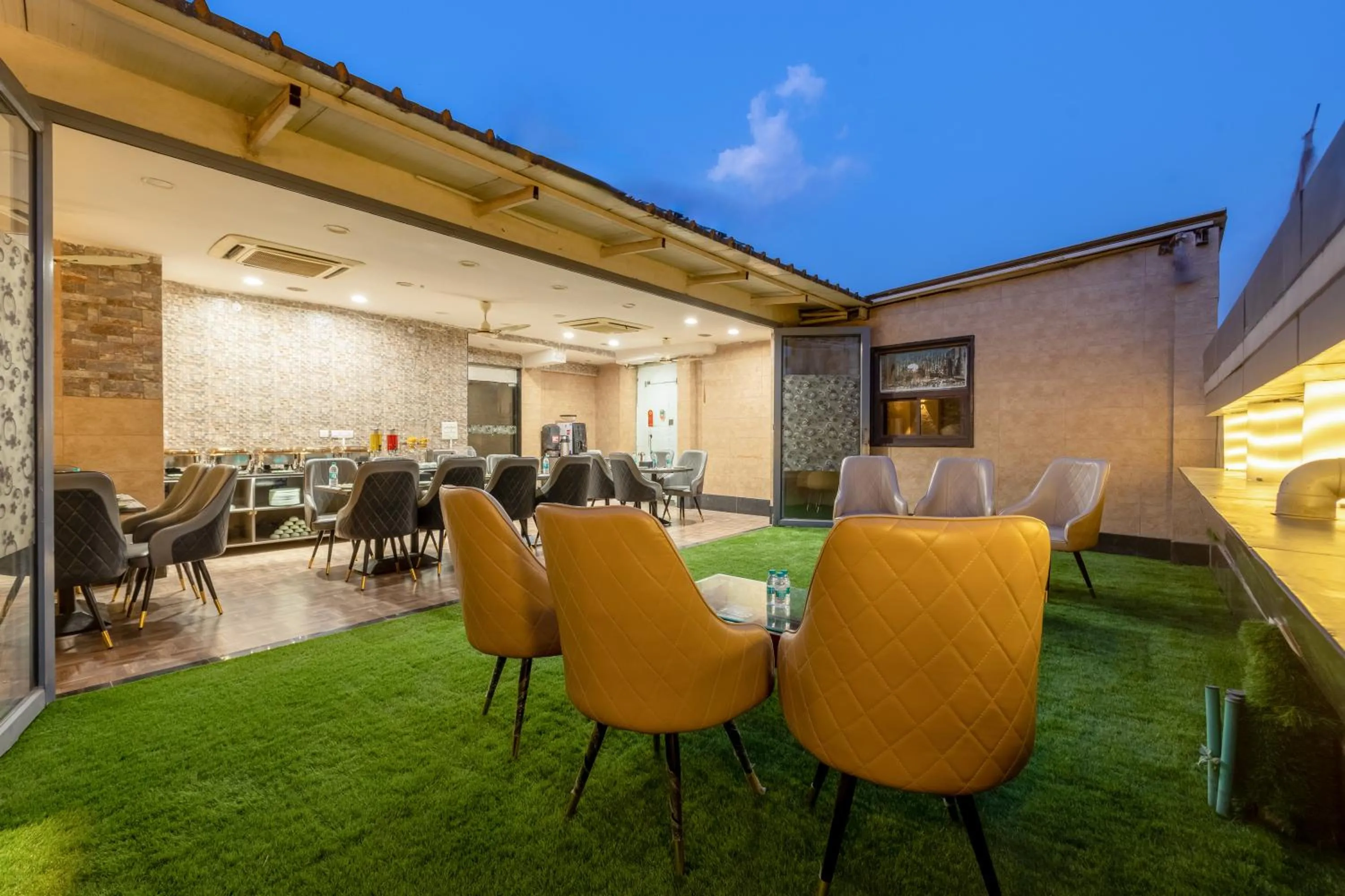 Restaurant/places to eat in Hotel Vanson Villa, City Centre - With Free Airport & Train Station Pickup