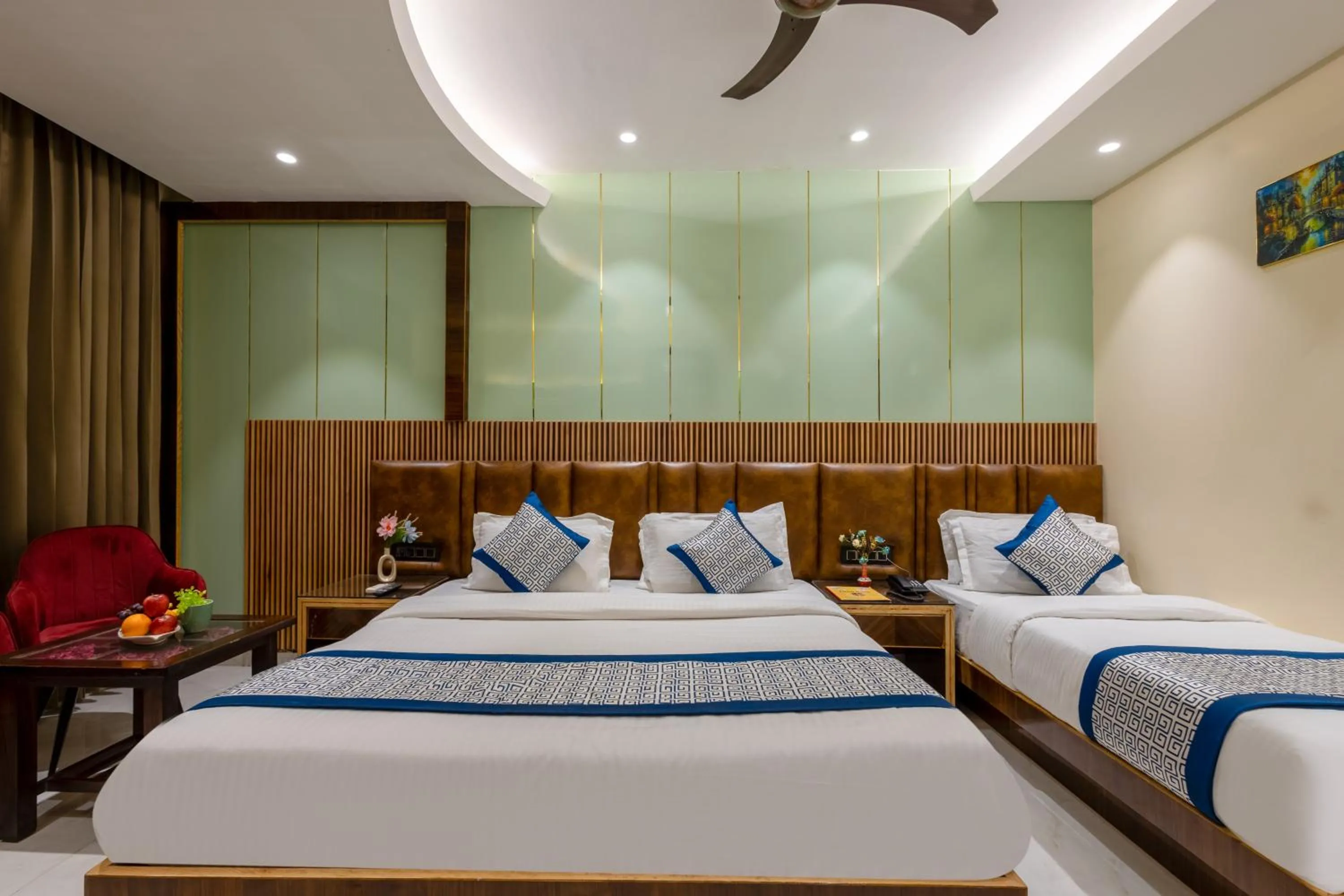 Living room, Bed in Hotel Vanson Villa, City Centre - With Free Airport & Train Station Pickup